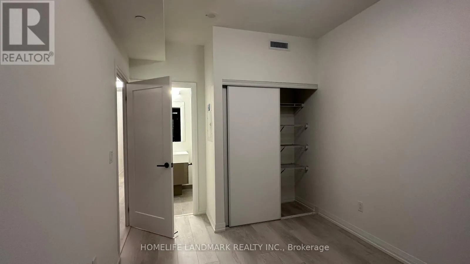 2410 280 DUNDAS STREET W