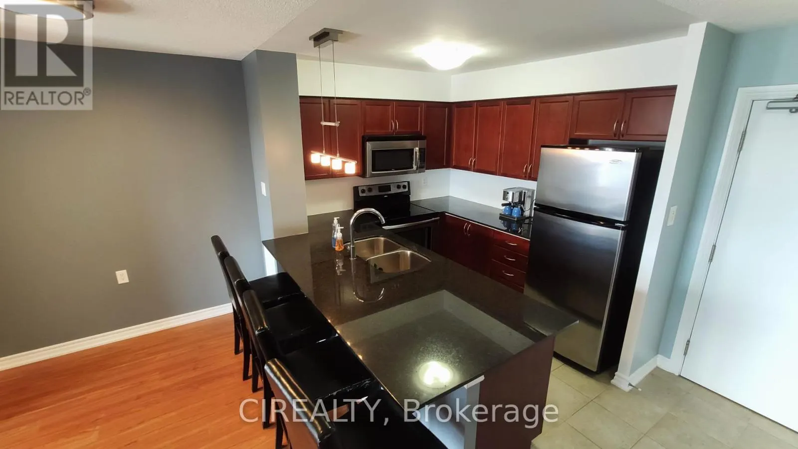 607 - 872 SHEPPARD AVENUE W