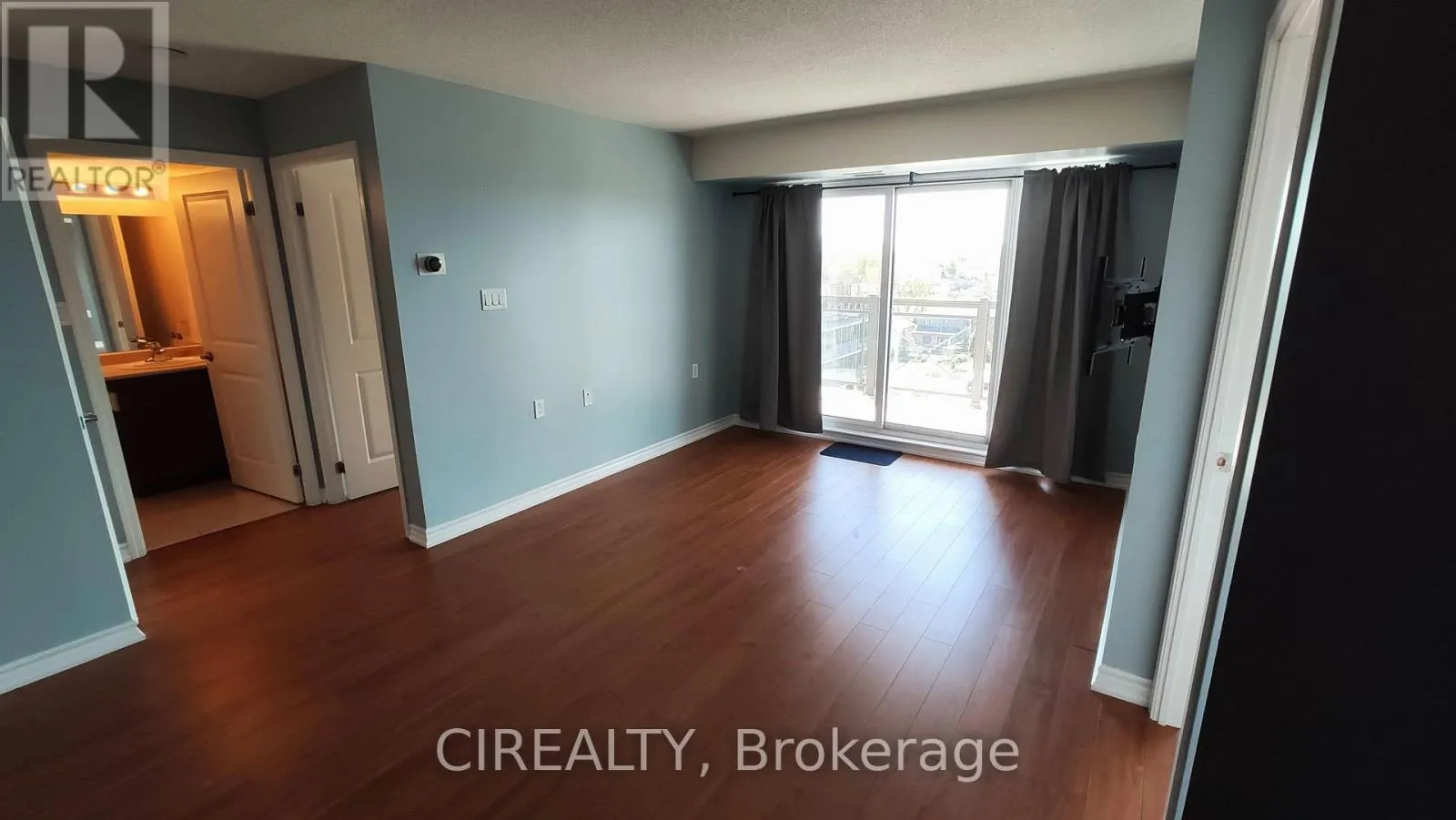 607 - 872 SHEPPARD AVENUE W