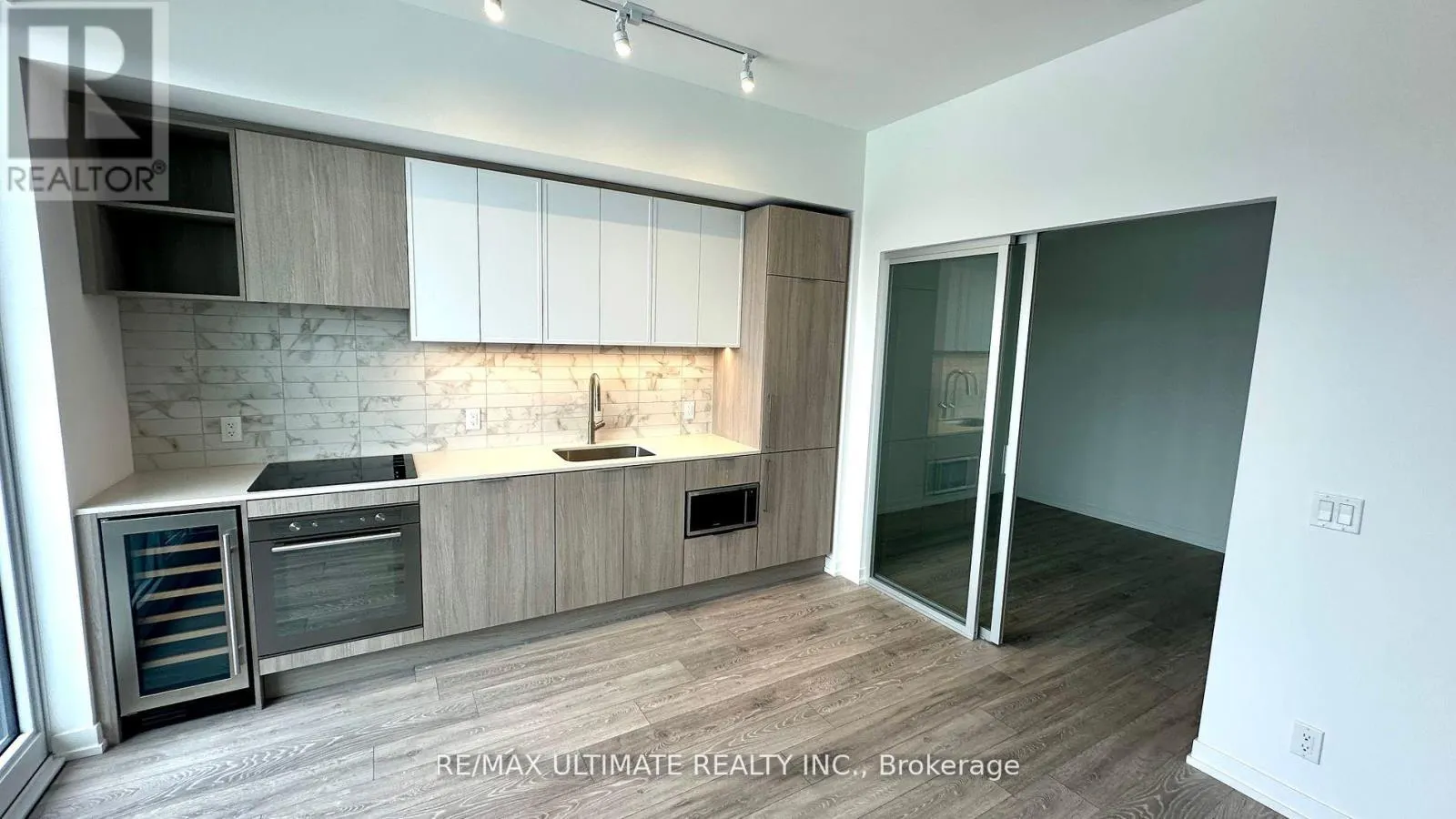 815 - 2020 BATHURST STREET