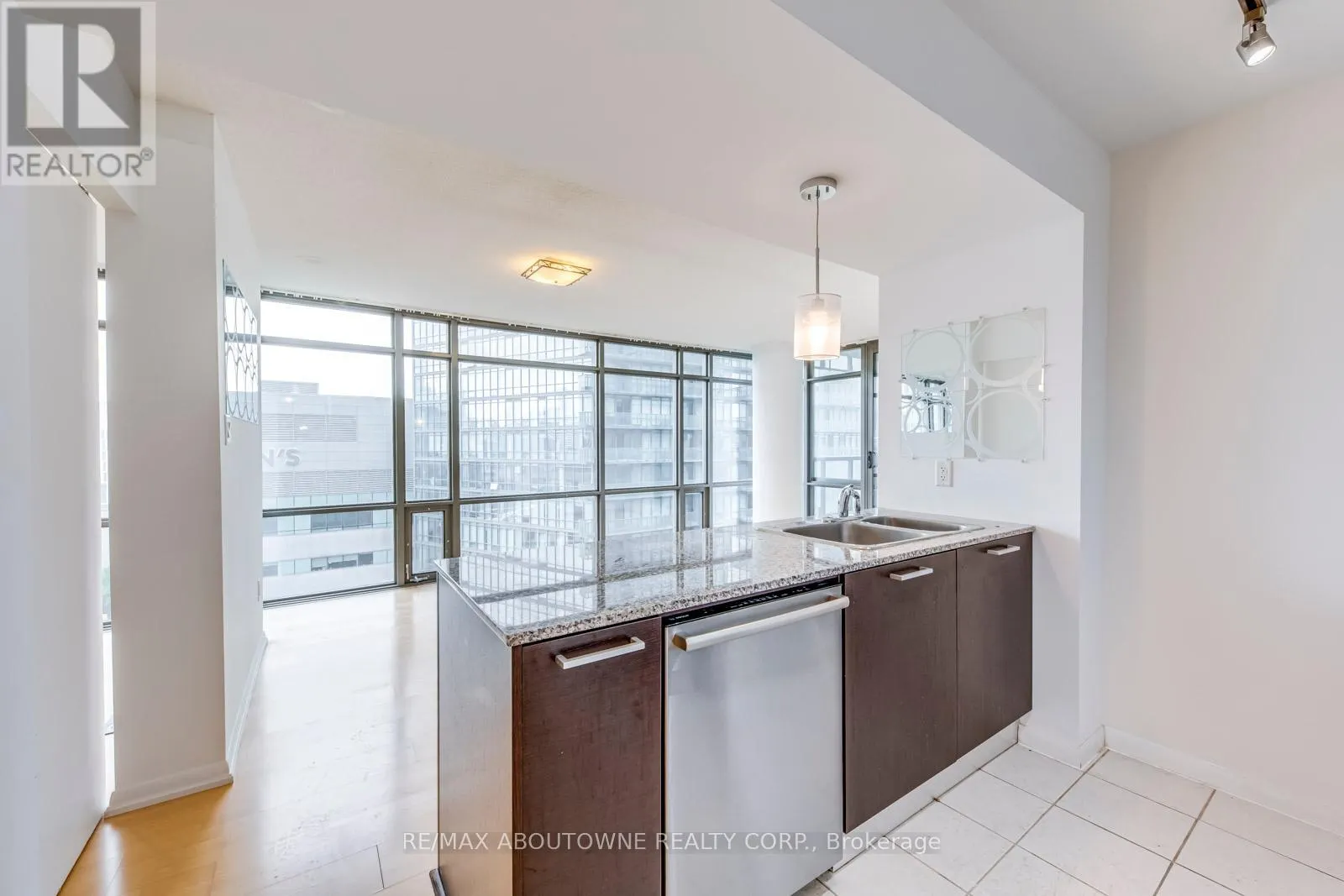 1502 - 38 GRENVILLE STREET
