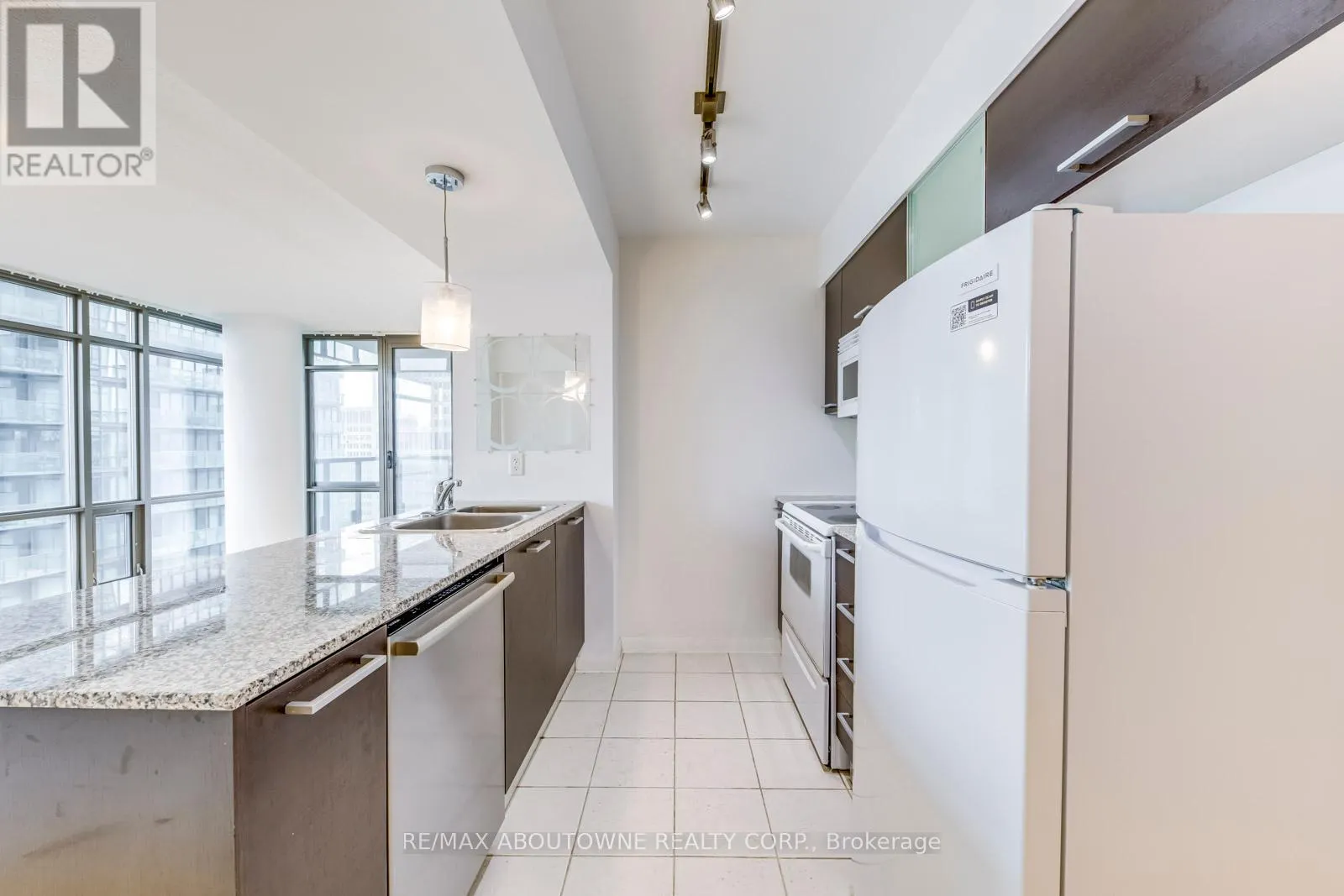 1502 - 38 GRENVILLE STREET