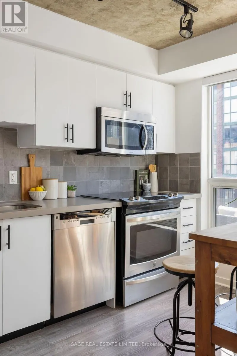 811 - 800 KING STREET W