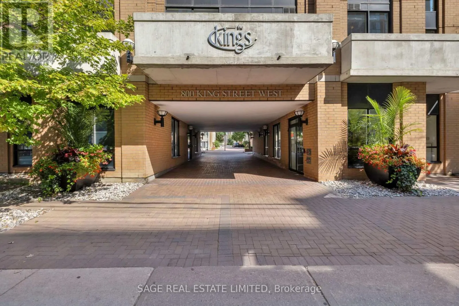 811 - 800 KING STREET W
