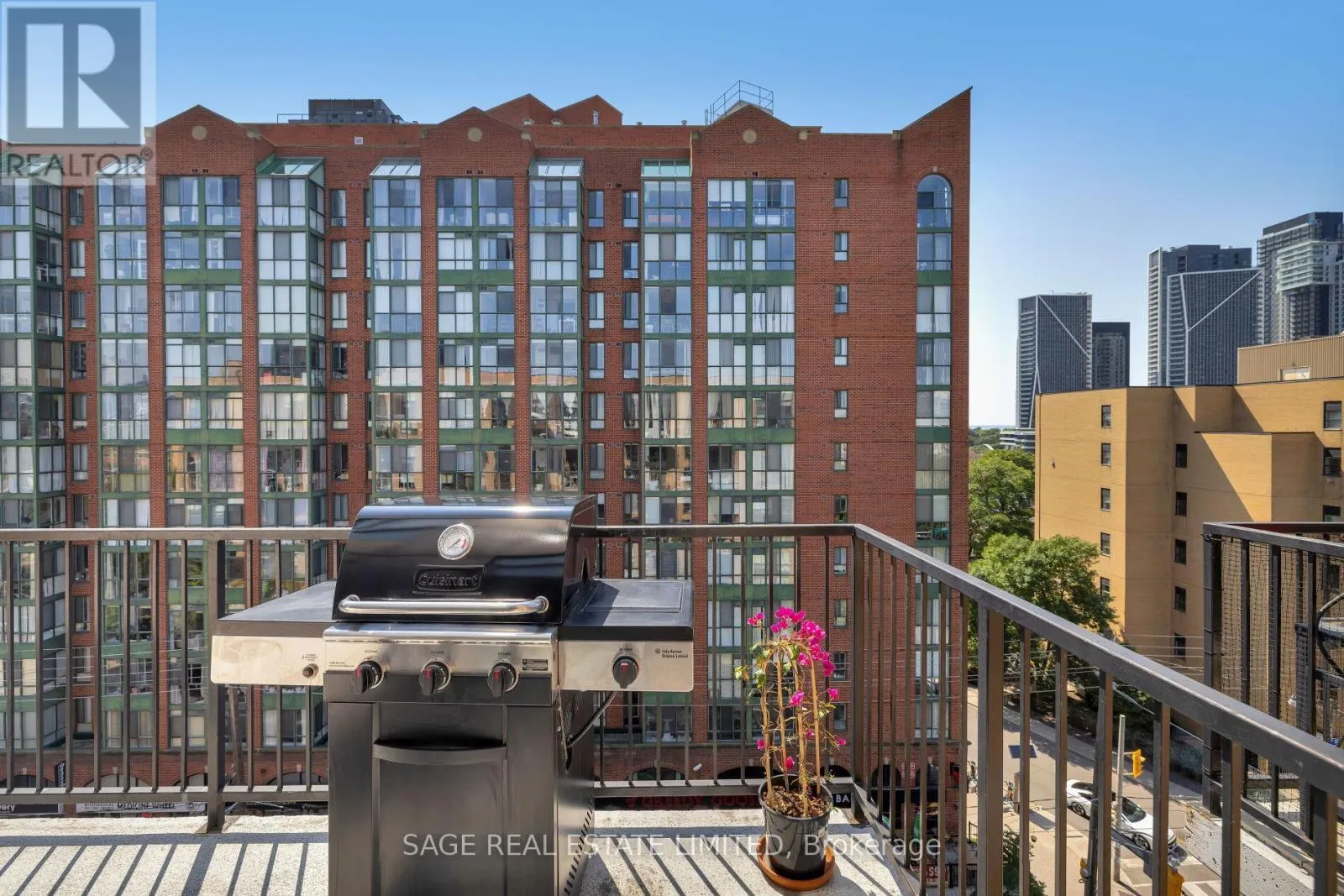 811 - 800 KING STREET W