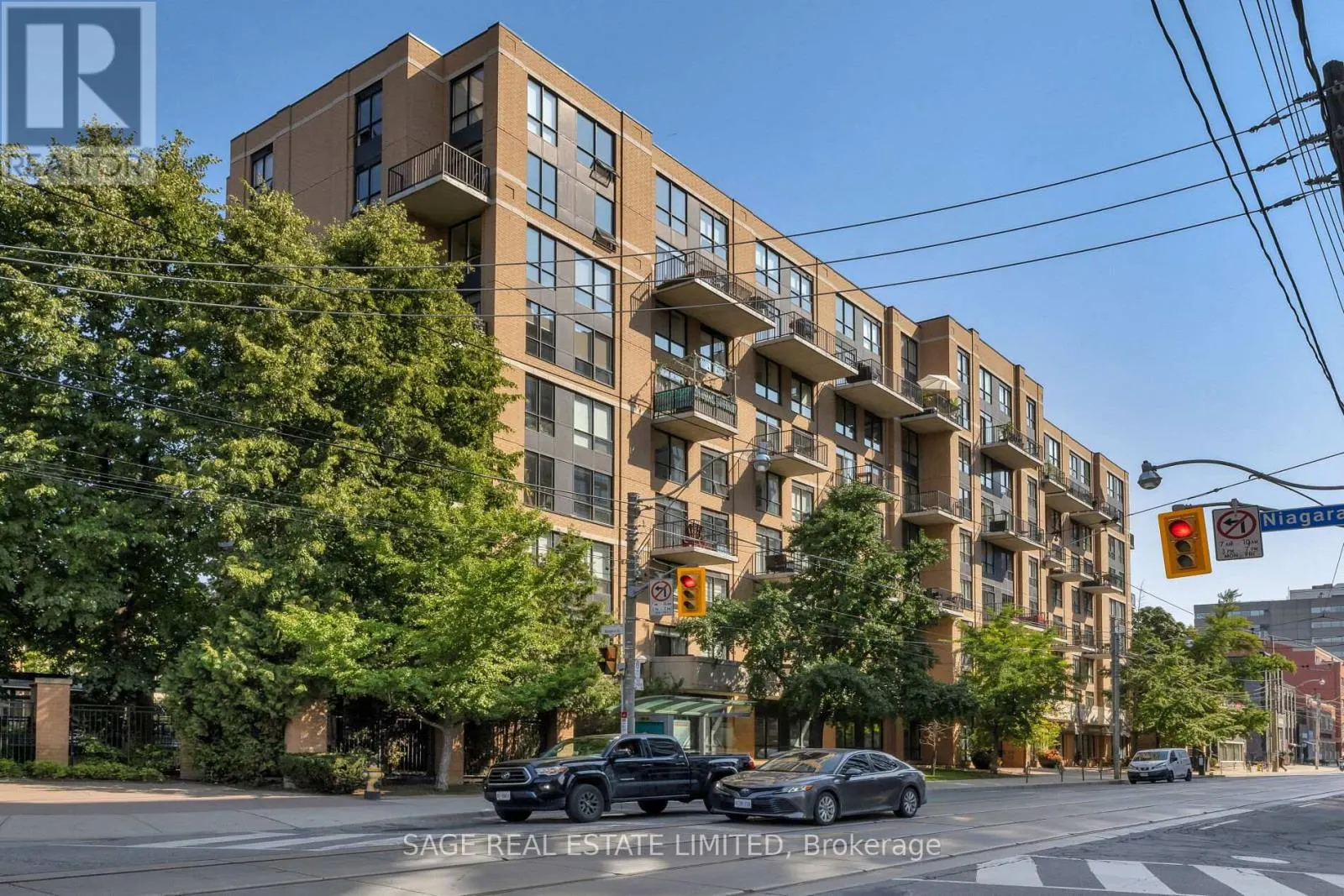 811 - 800 KING STREET W