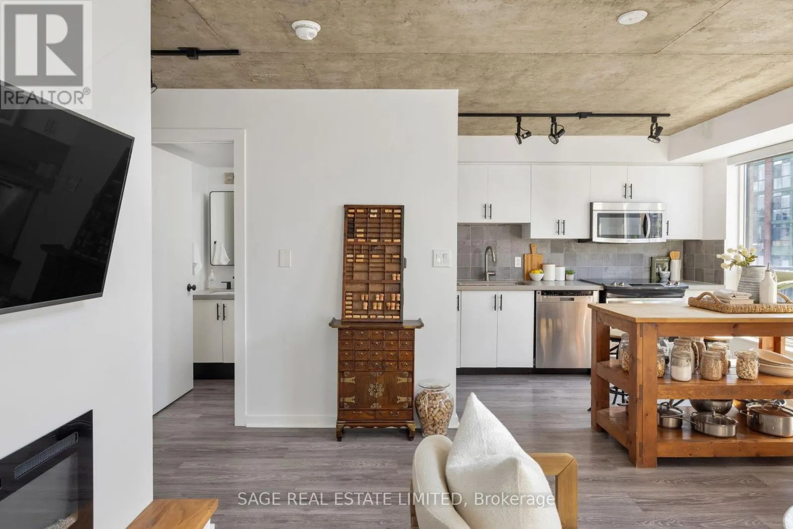 811 - 800 KING STREET W
