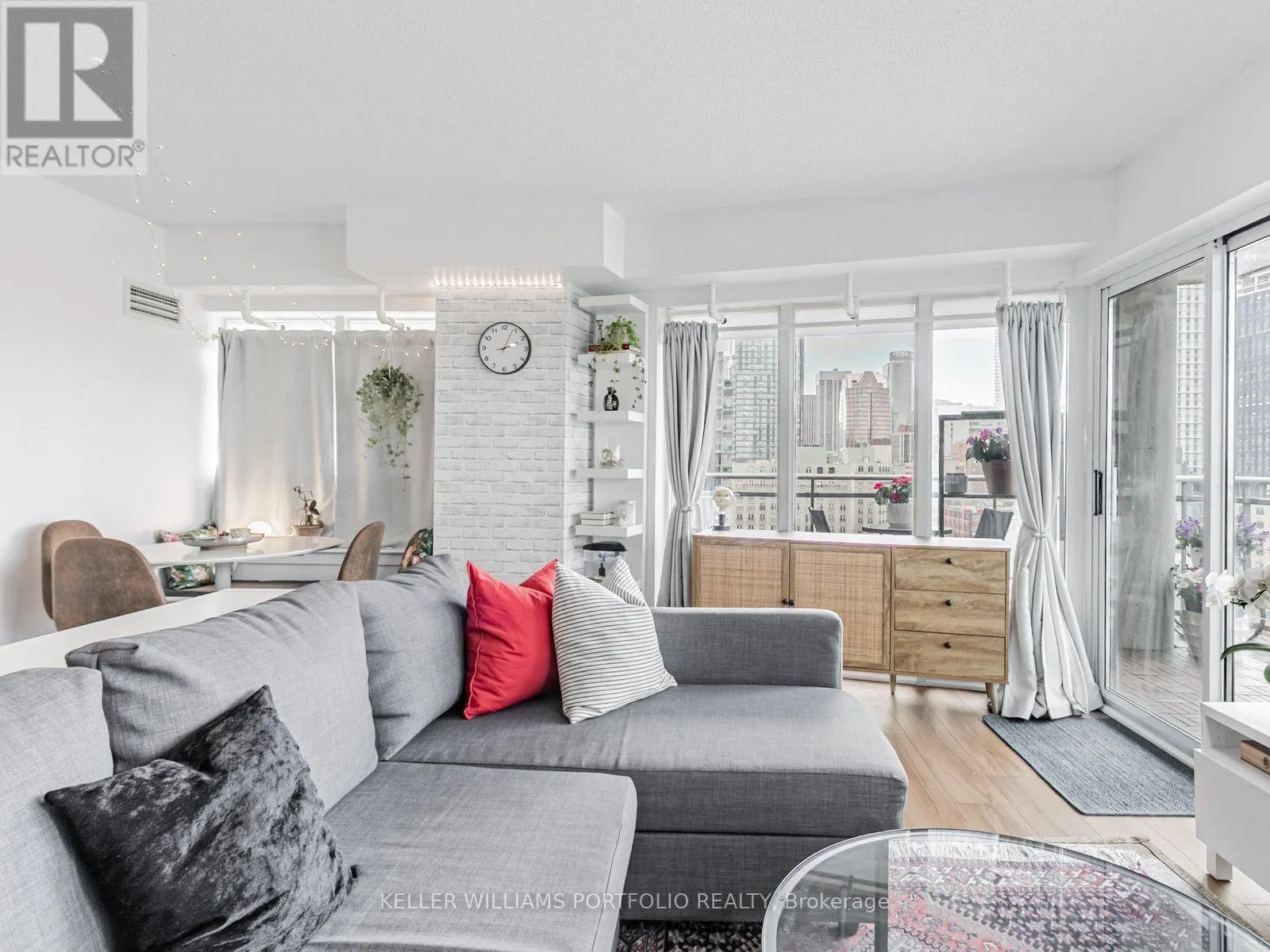1205 - 255 RICHMOND STREET E
