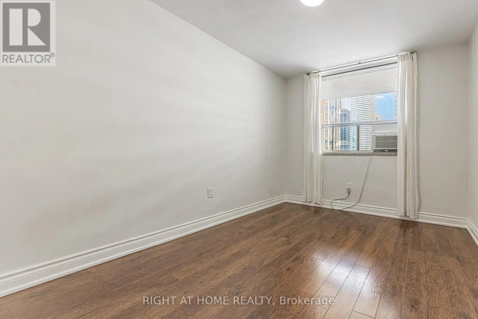 2109 - 30 GLOUCESTER STREET