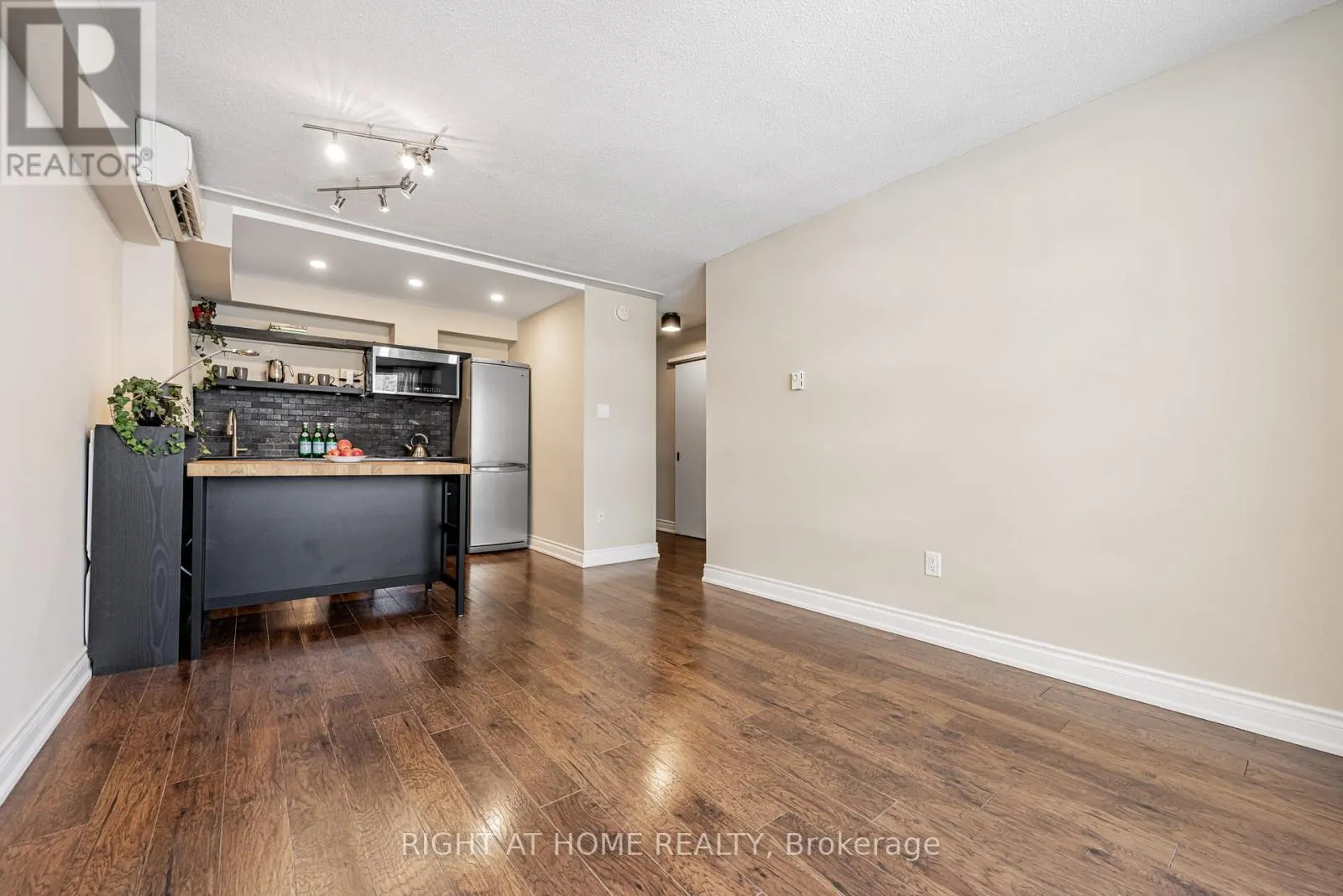 2109 - 30 GLOUCESTER STREET