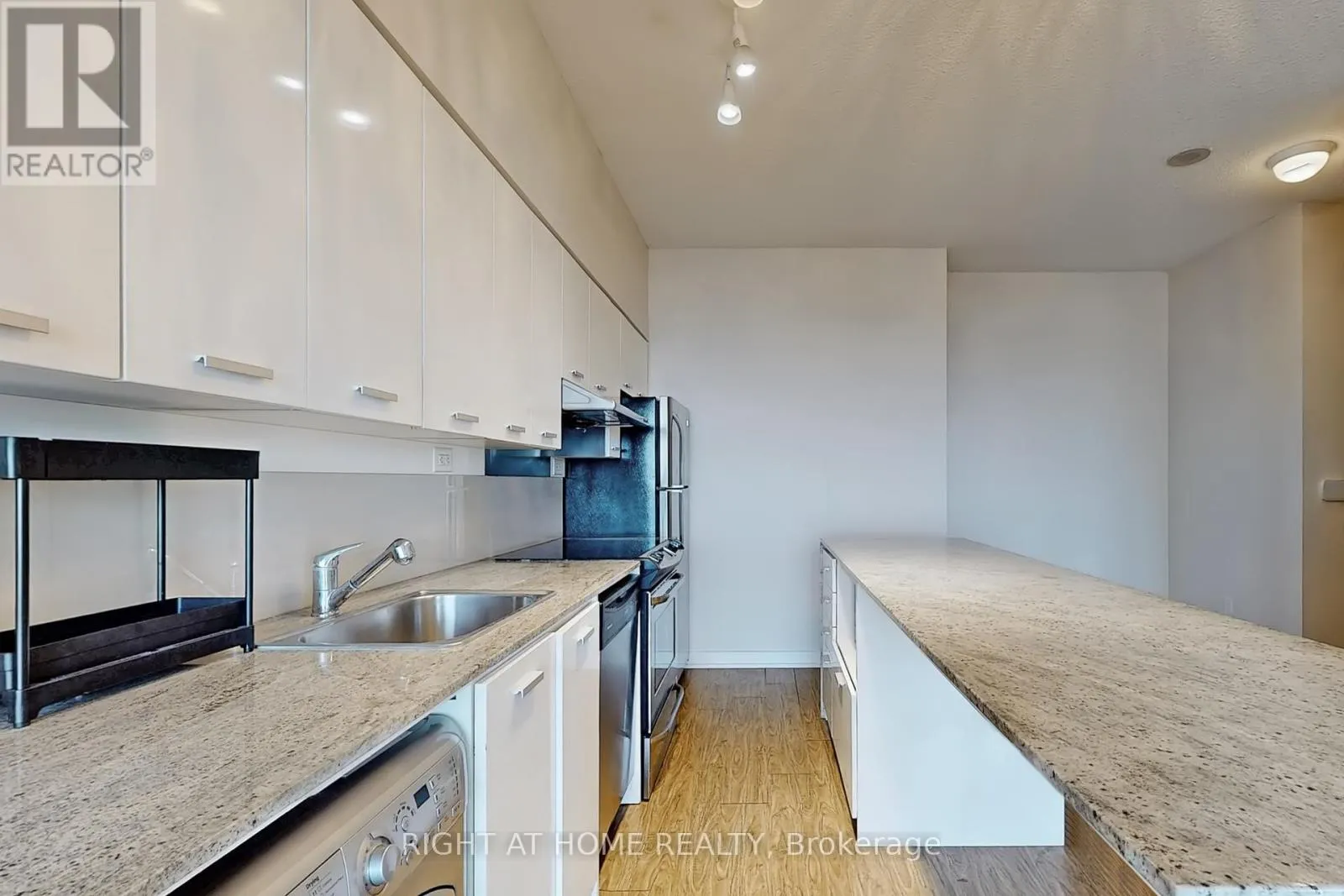 2607 - 29 SINGER COURT