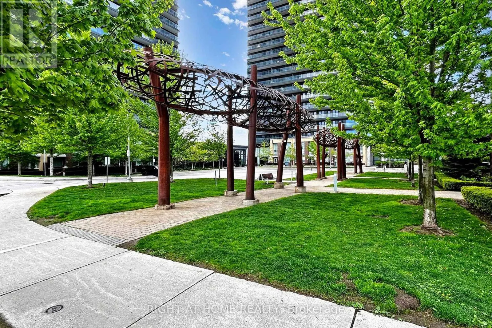 2607 - 29 SINGER COURT