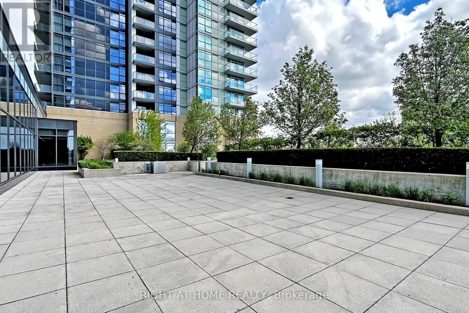 2607 - 29 SINGER COURT