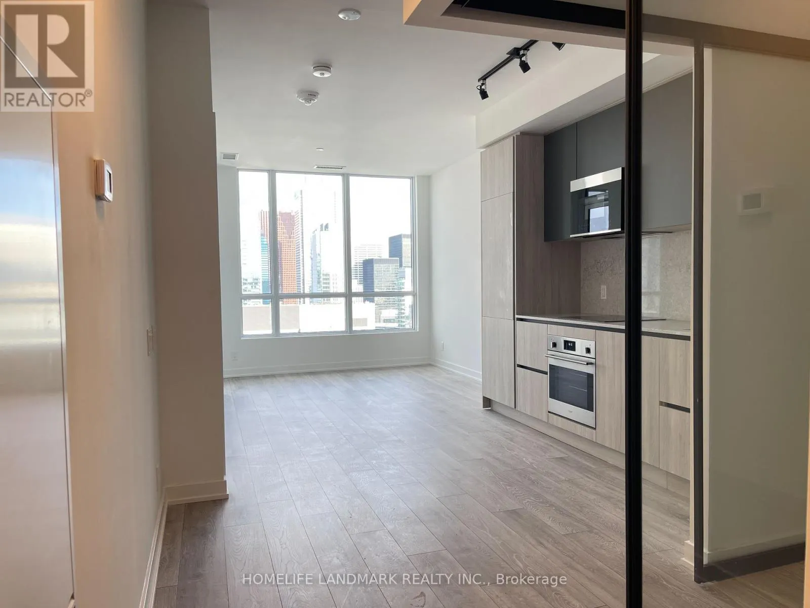 5203 - 108 PETER STREET