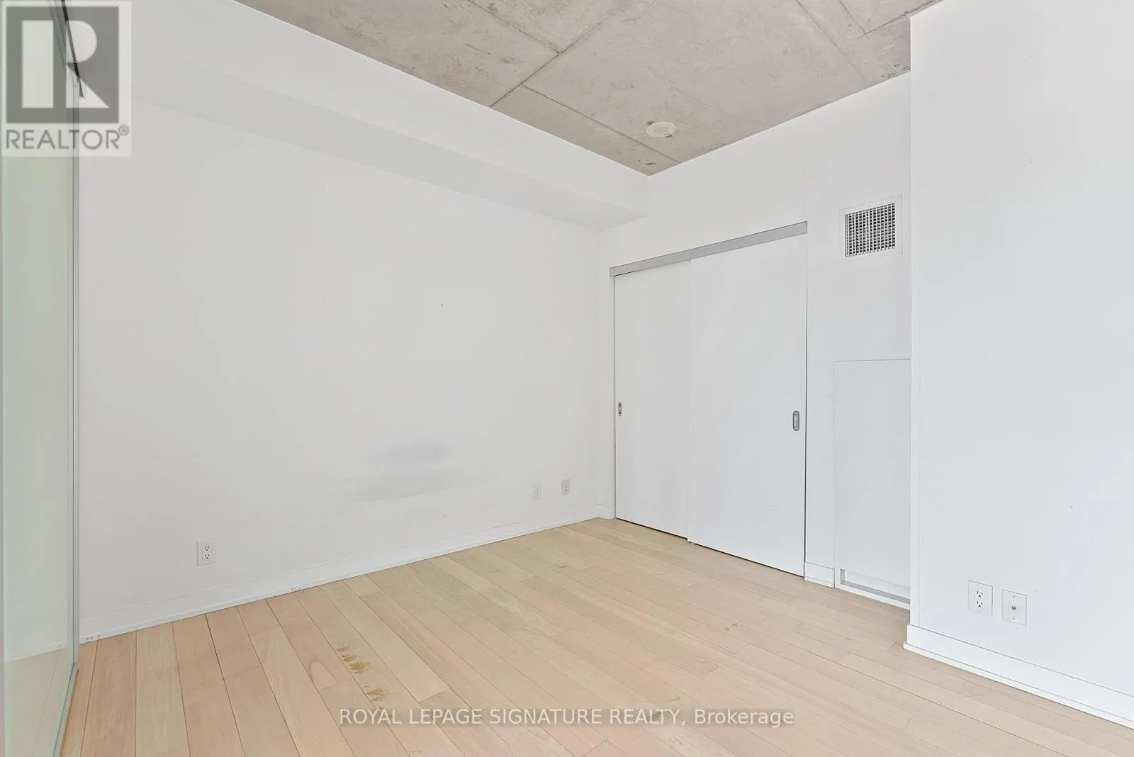 608 - 318 KING STREET E