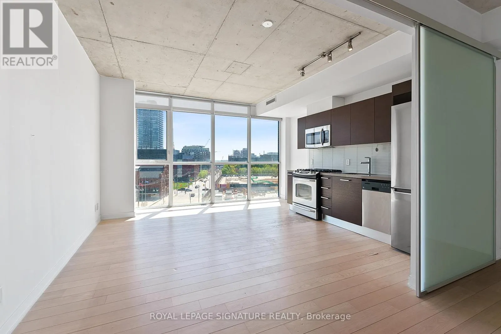 608 - 318 KING STREET E