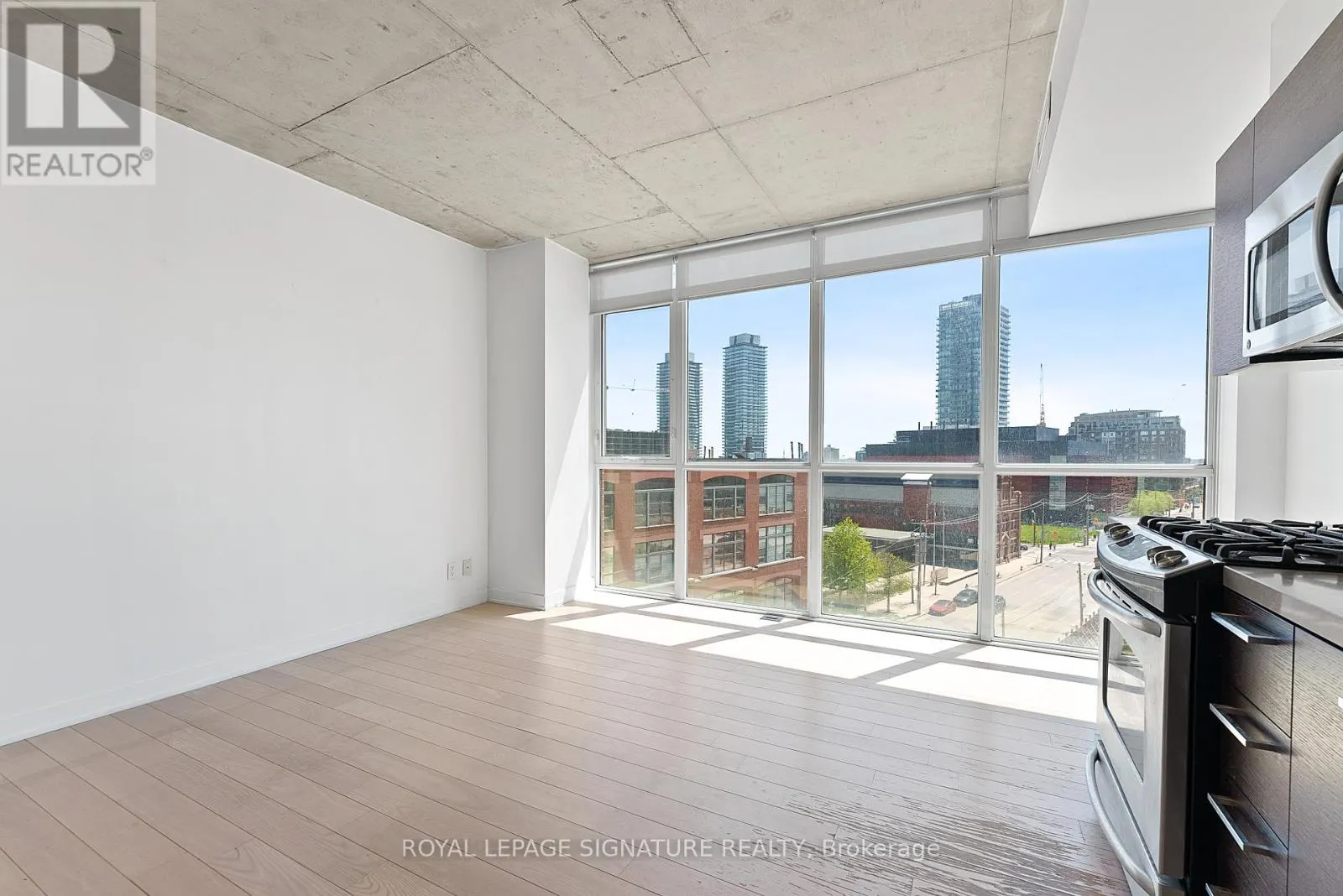608 - 318 KING STREET E