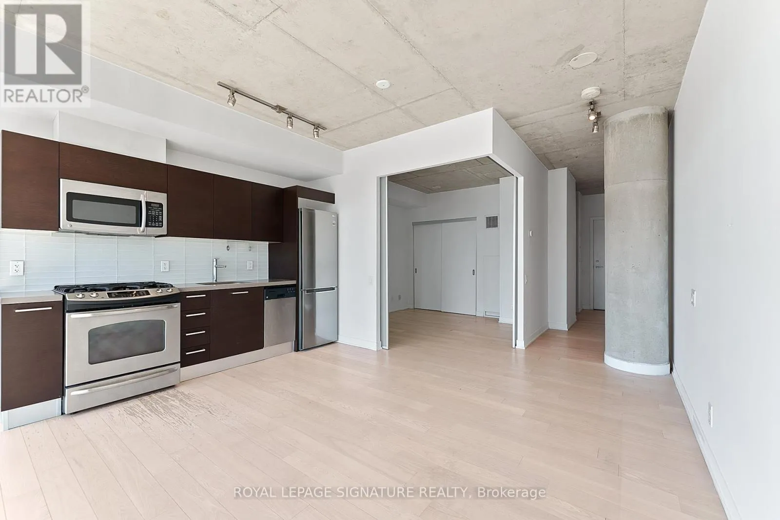 608 - 318 KING STREET E