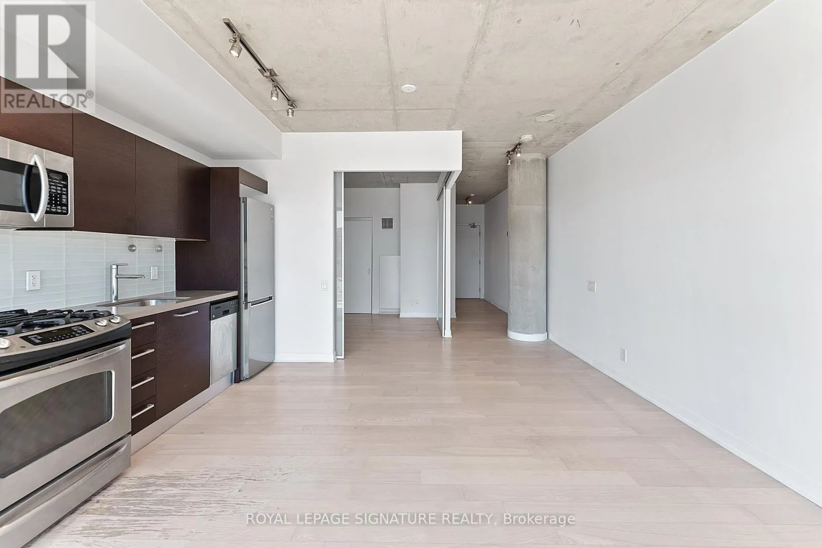 608 - 318 KING STREET E