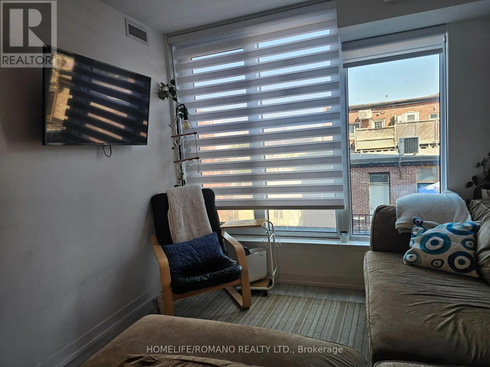 411 - 2 AUGUSTA AVENUE