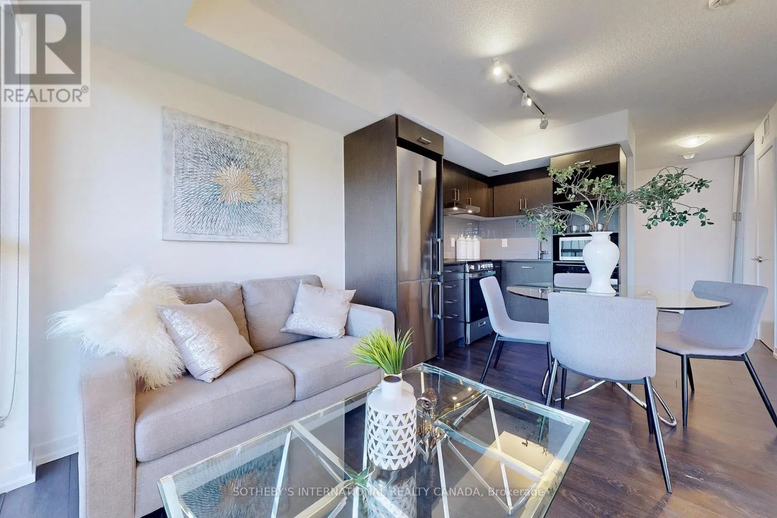 612 - 219 DUNDAS STREET E