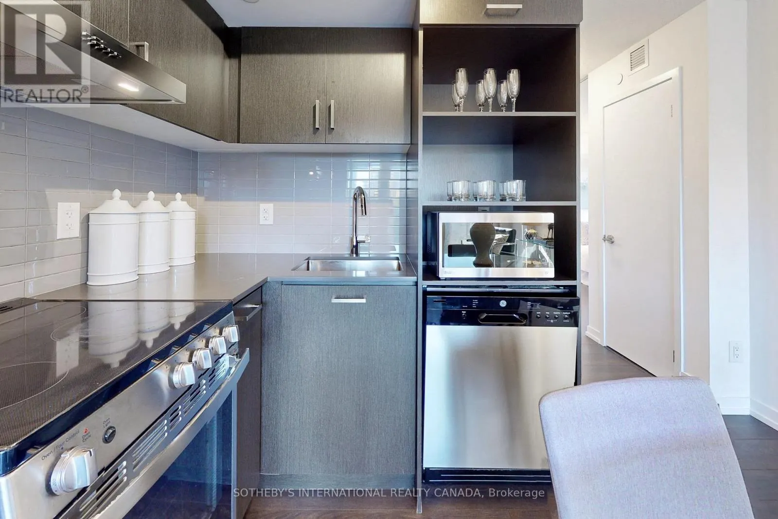 612 - 219 DUNDAS STREET E
