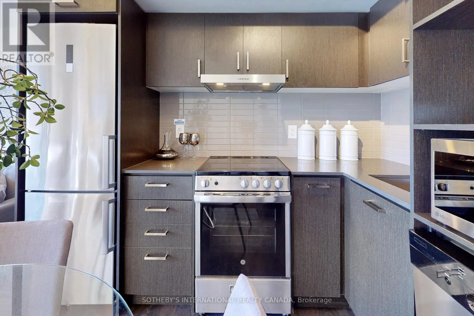612 - 219 DUNDAS STREET E