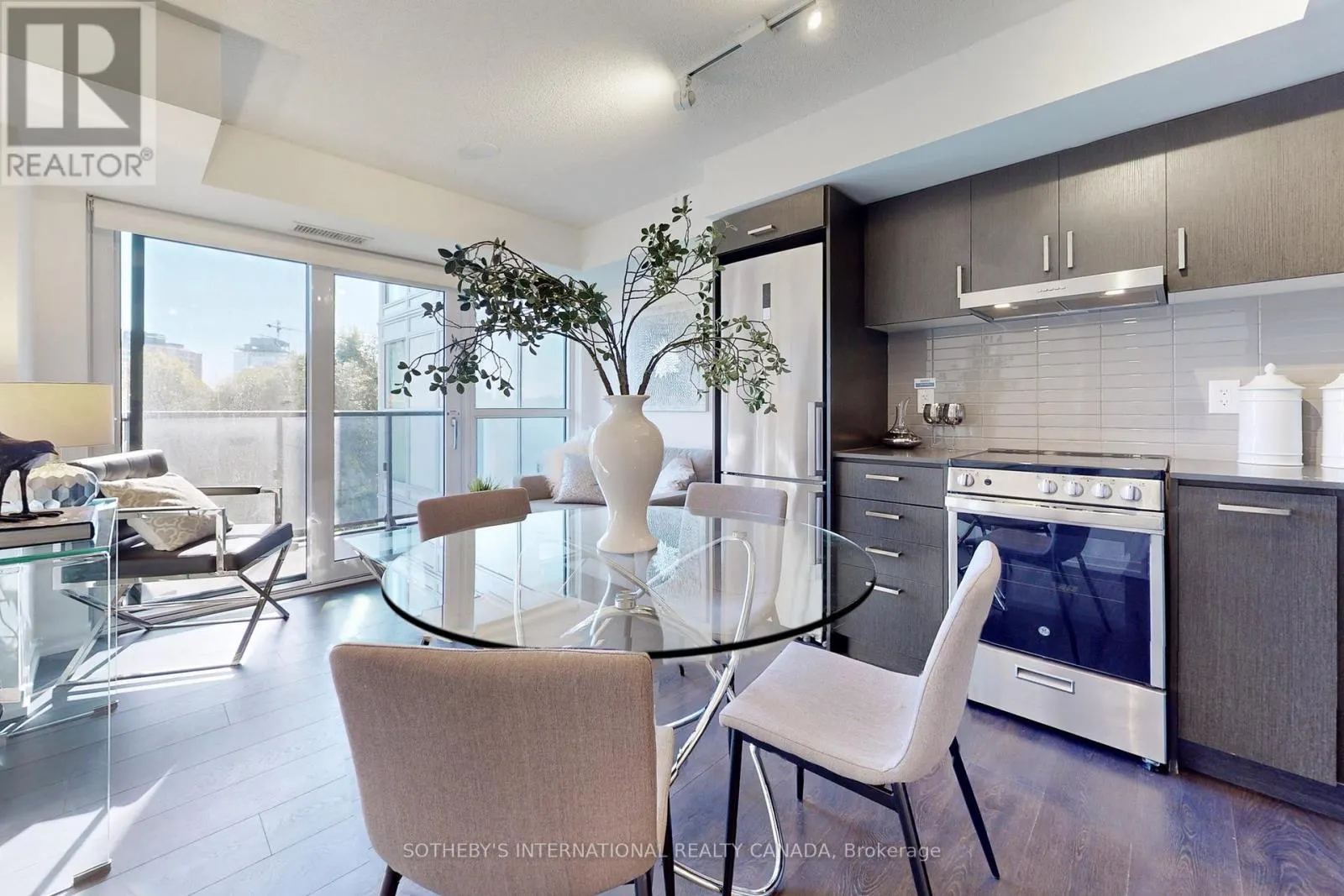 612 - 219 DUNDAS STREET E