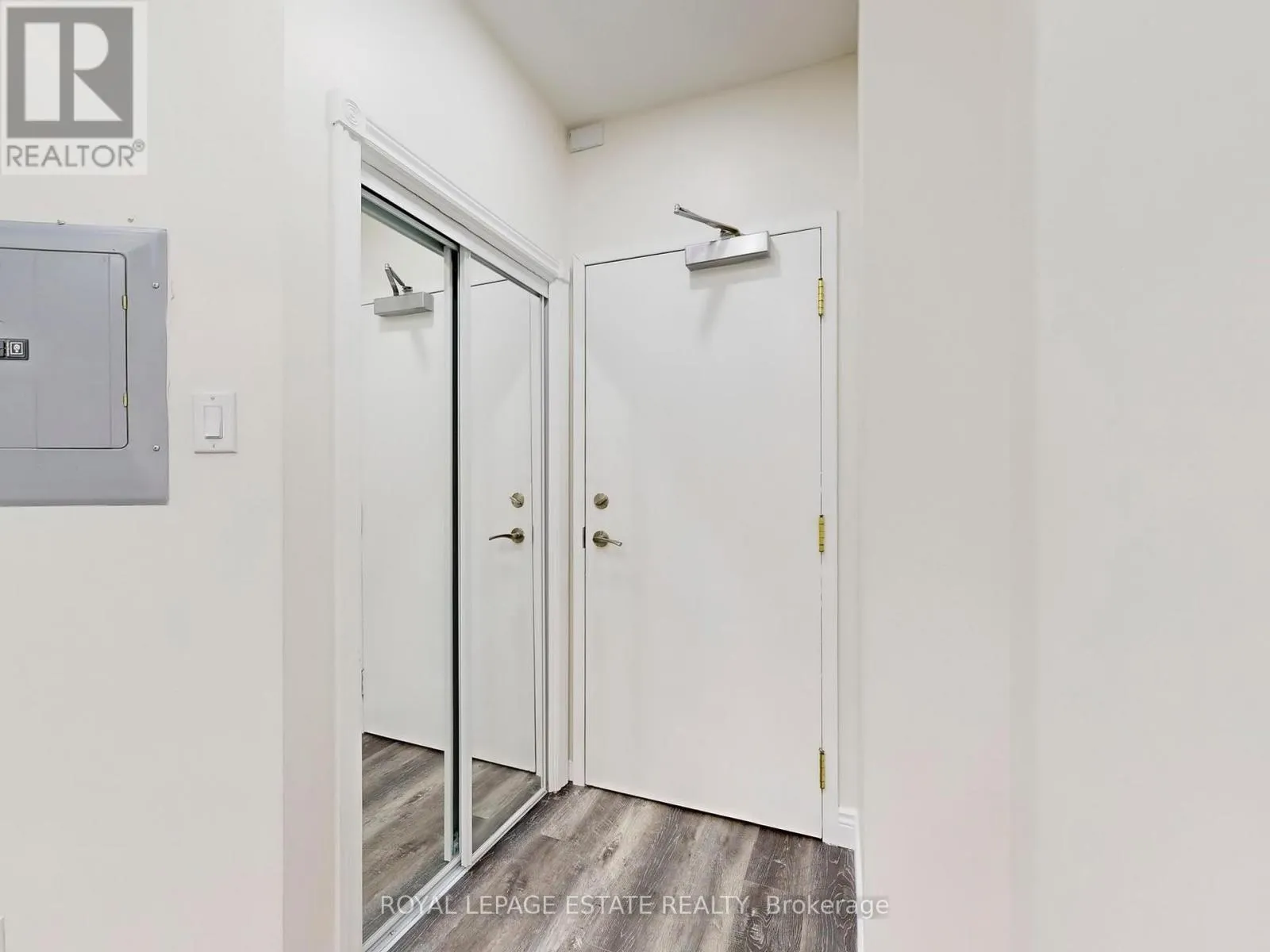 607 - 393 KING STREET W