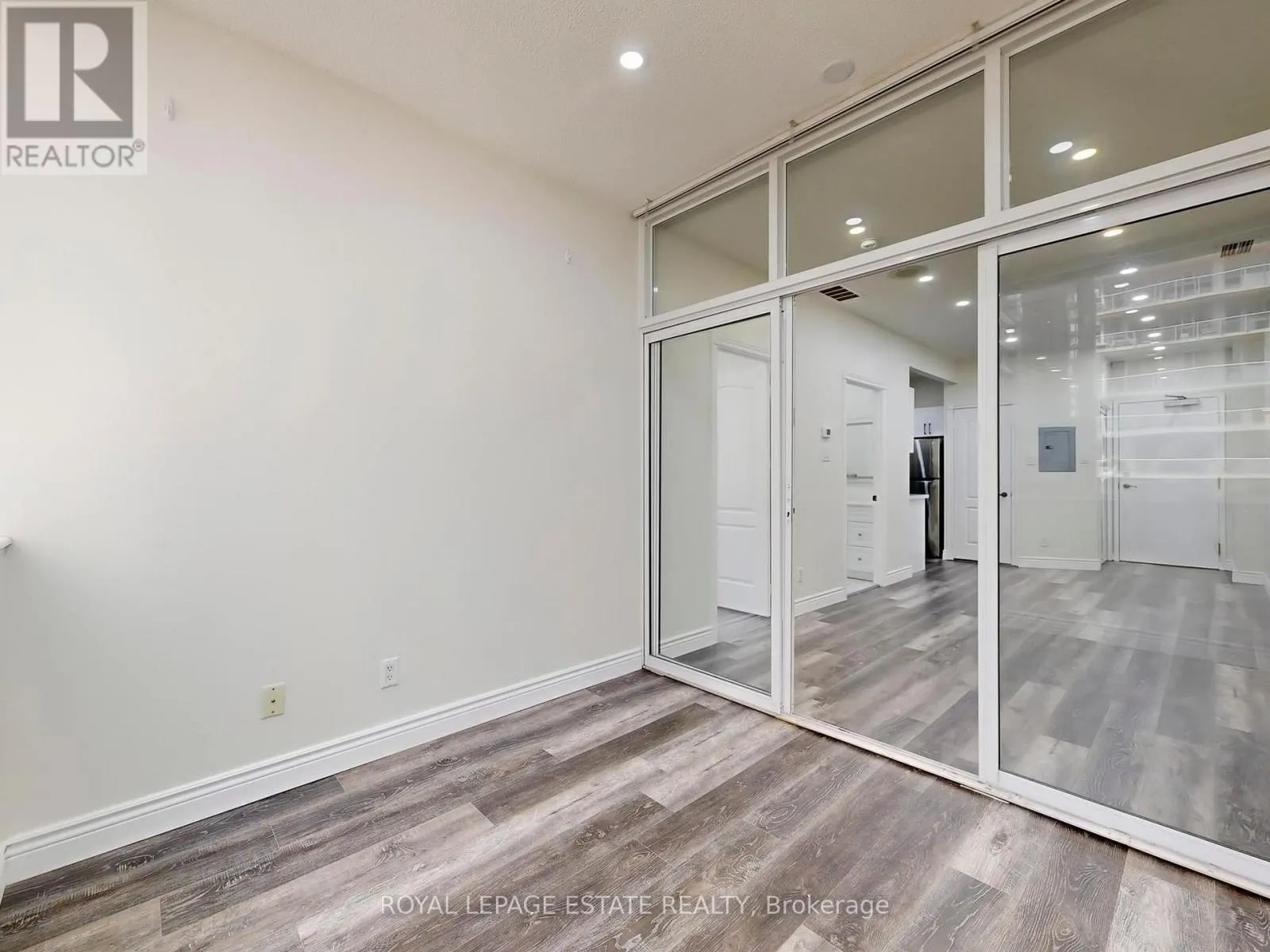 607 - 393 KING STREET W