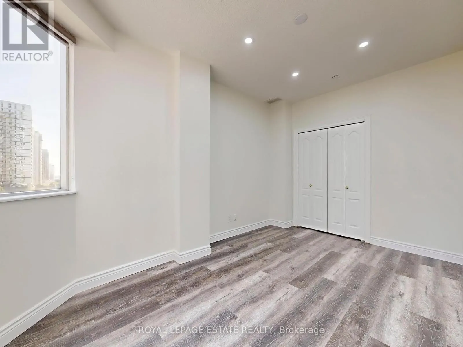 607 - 393 KING STREET W