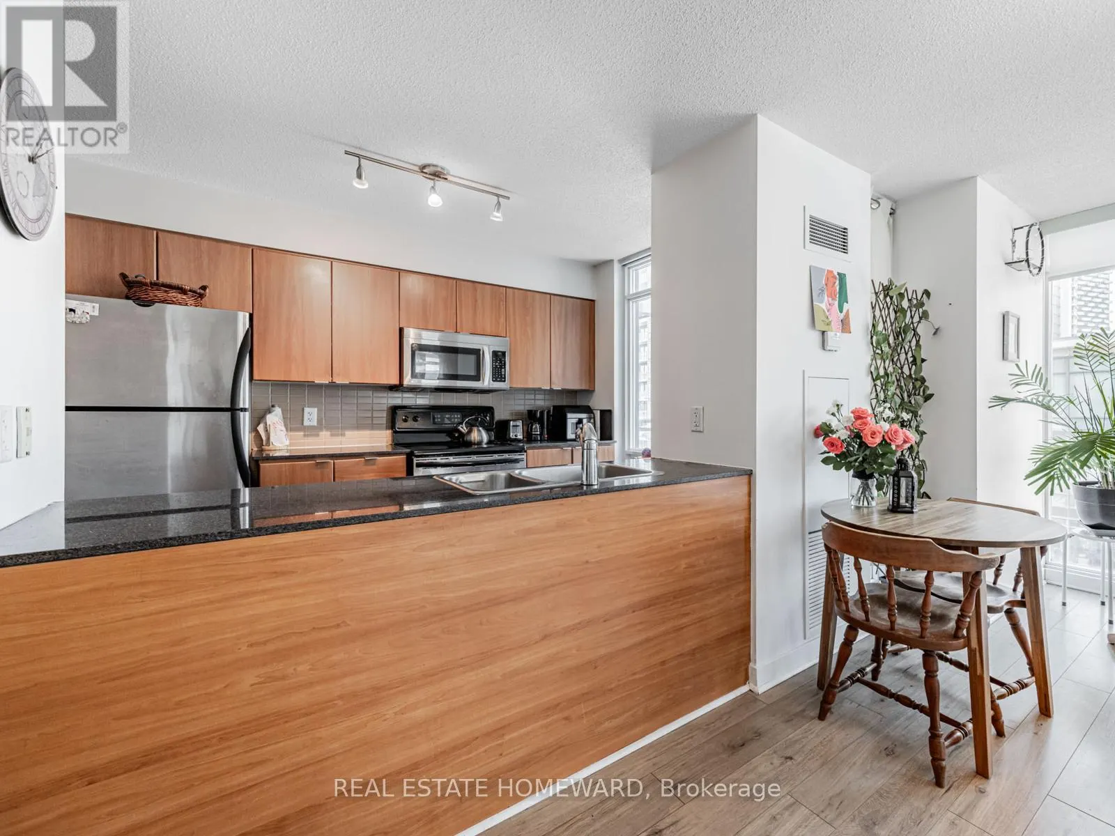 906 - 11 BRUNEL COURT