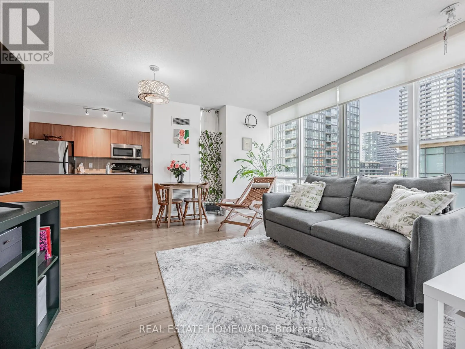 906 - 11 BRUNEL COURT