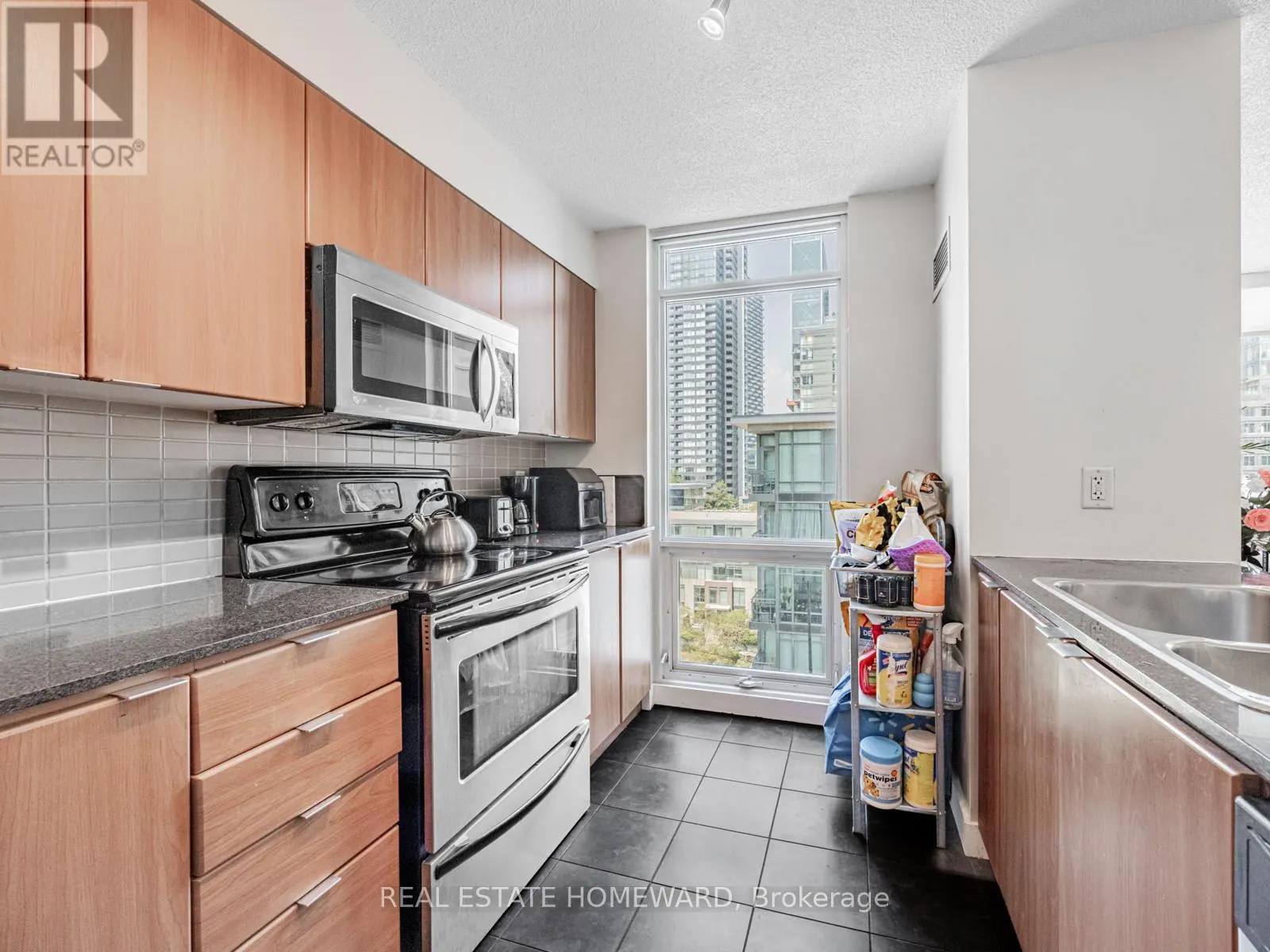 906 - 11 BRUNEL COURT