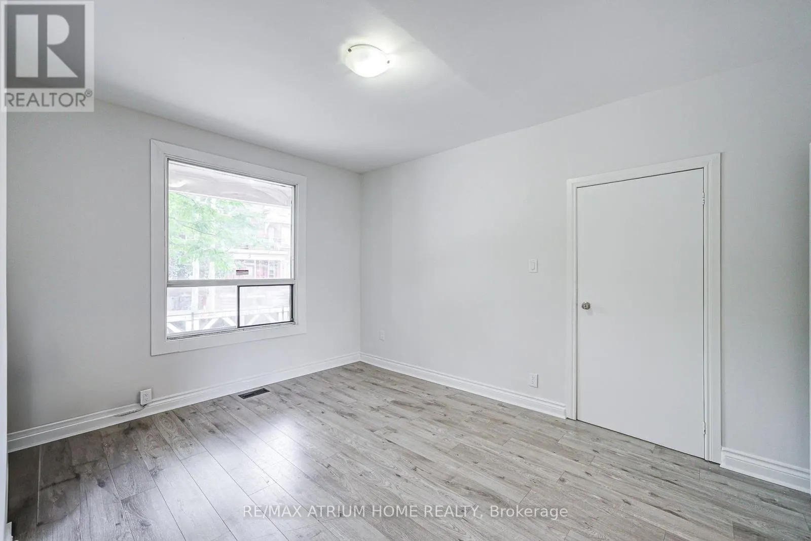 1000 DUNDAS STREET W