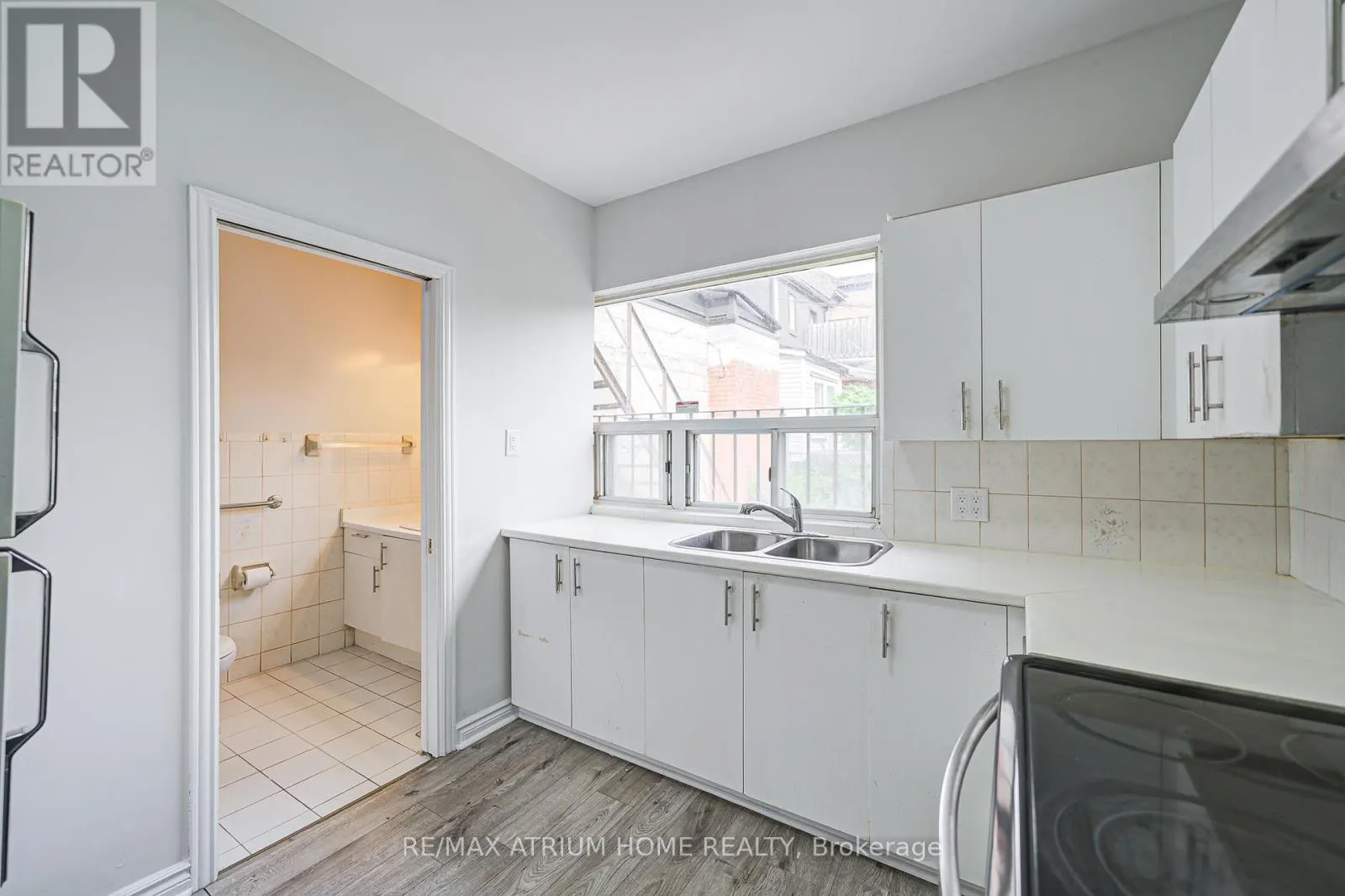 1000 DUNDAS STREET W