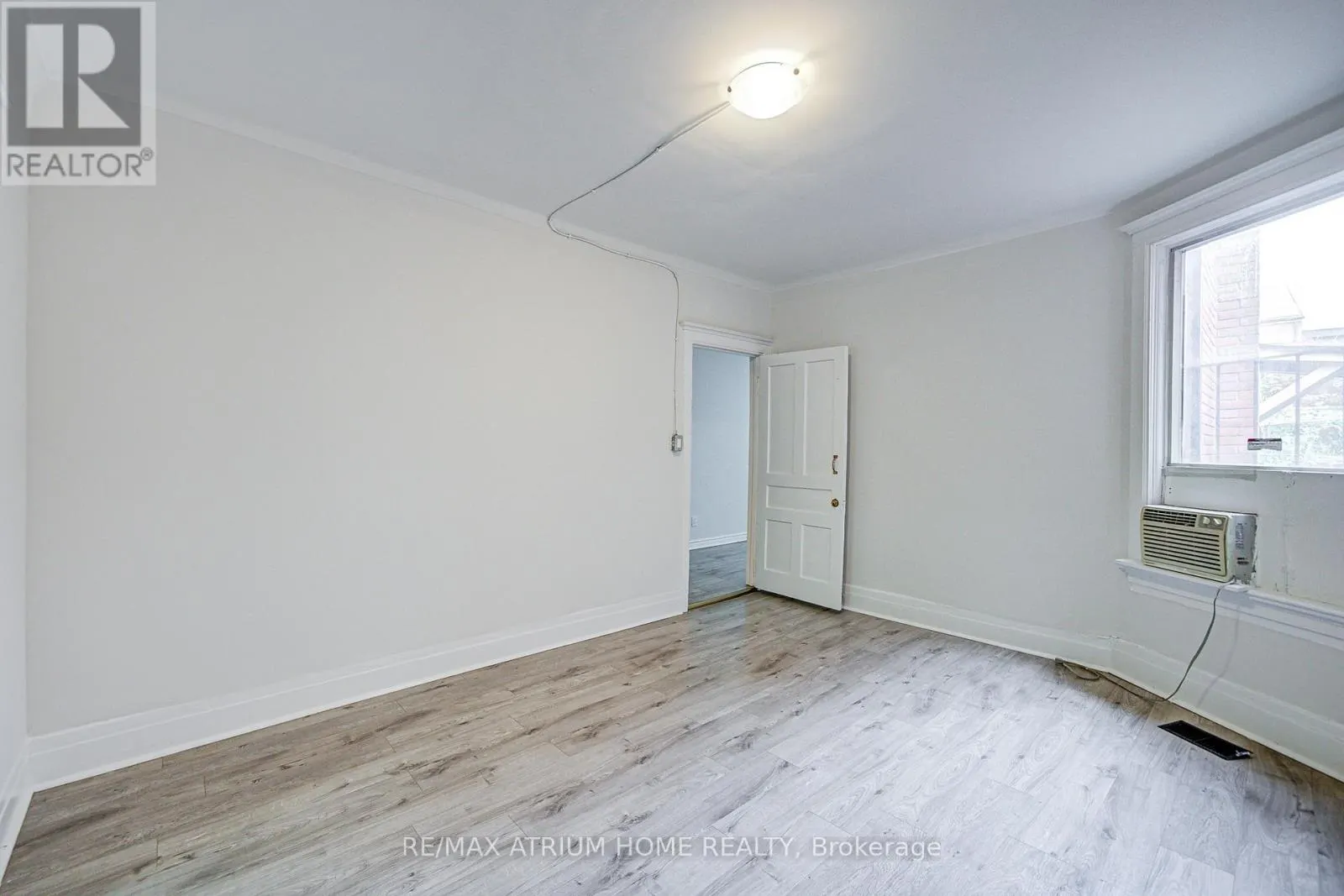 1000 DUNDAS STREET W