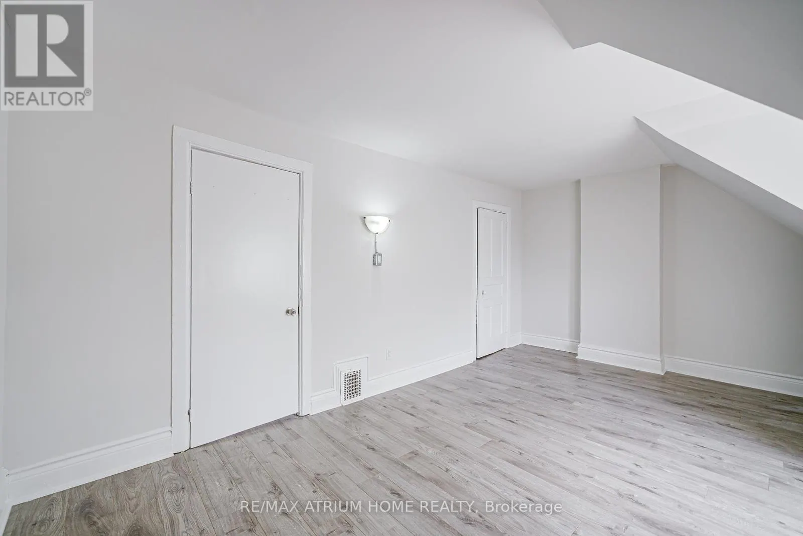 1000 DUNDAS STREET W