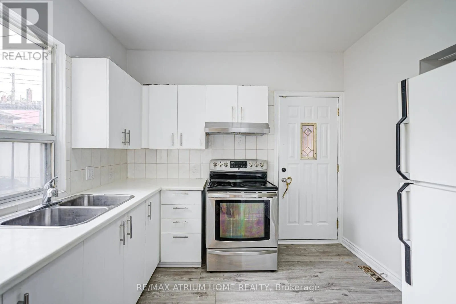 1000 DUNDAS STREET W