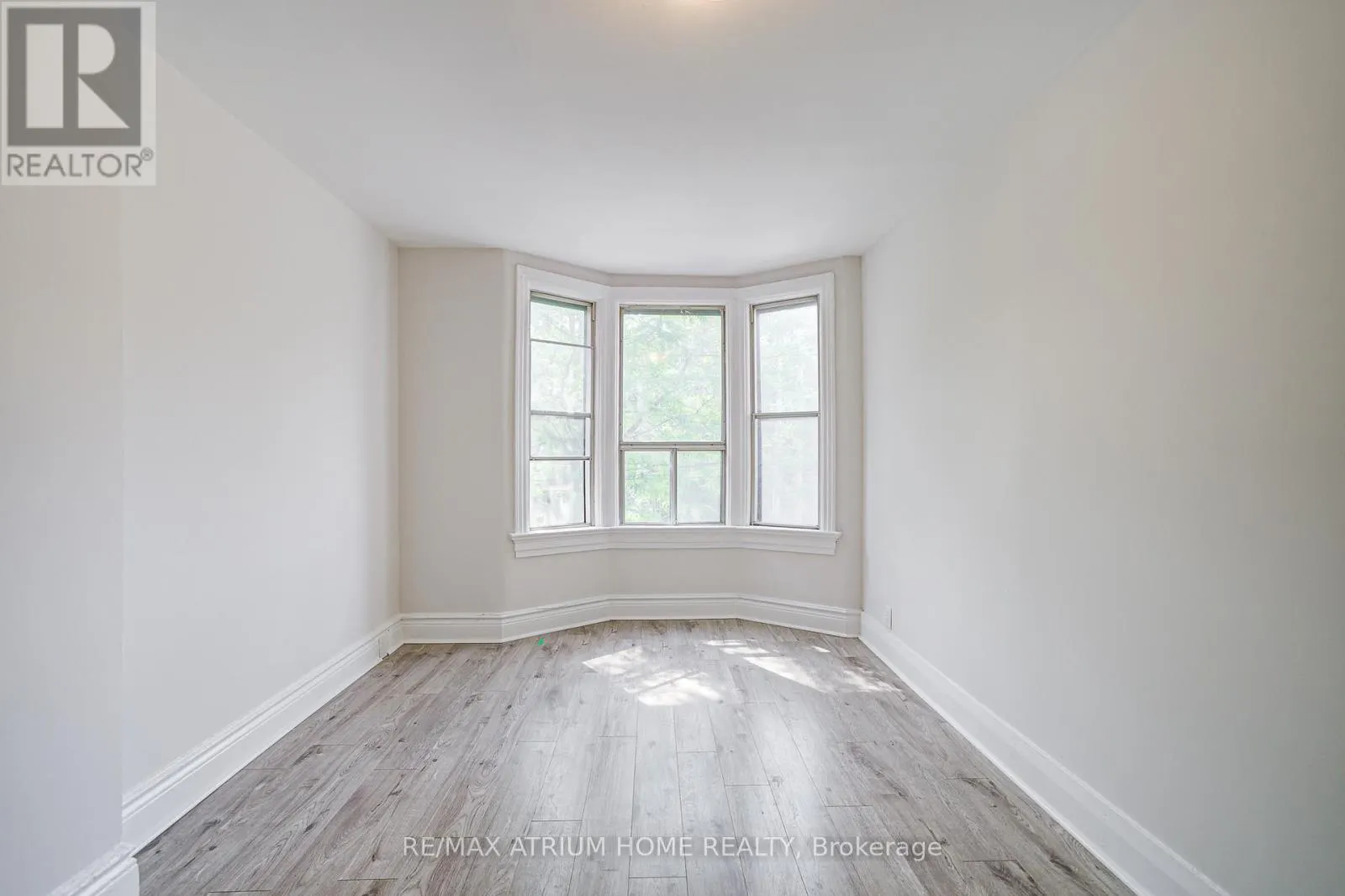 1000 DUNDAS STREET W