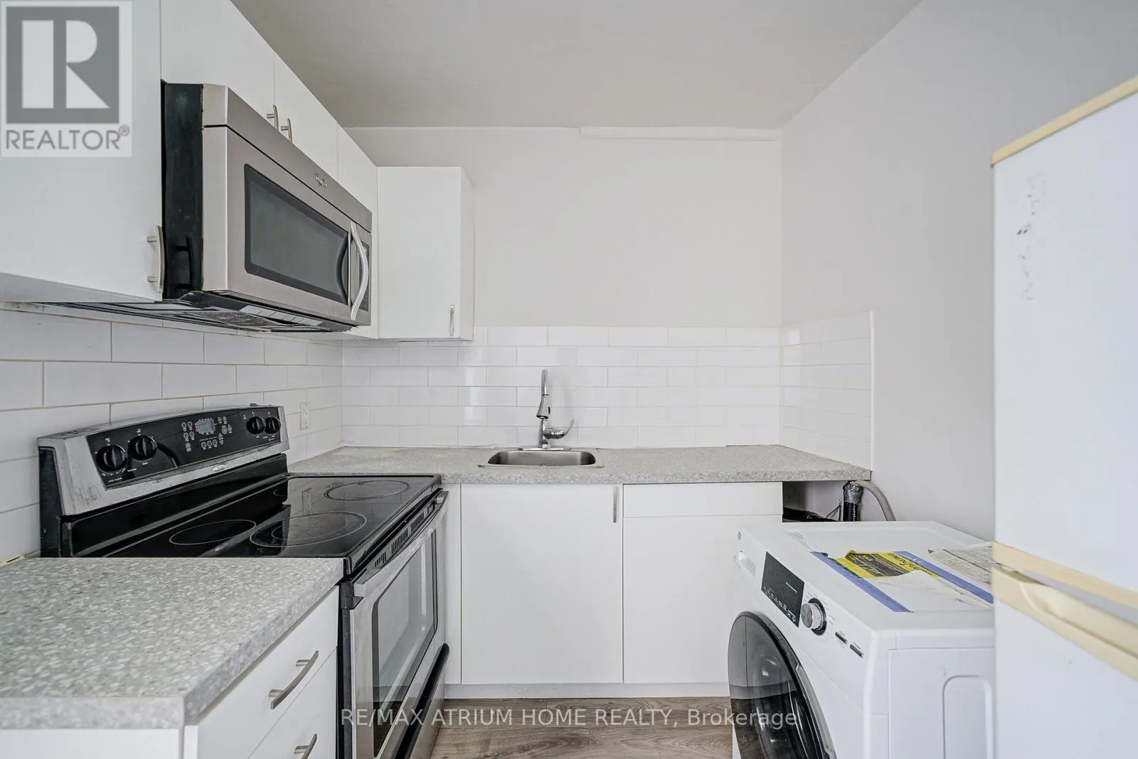 1000 DUNDAS STREET W