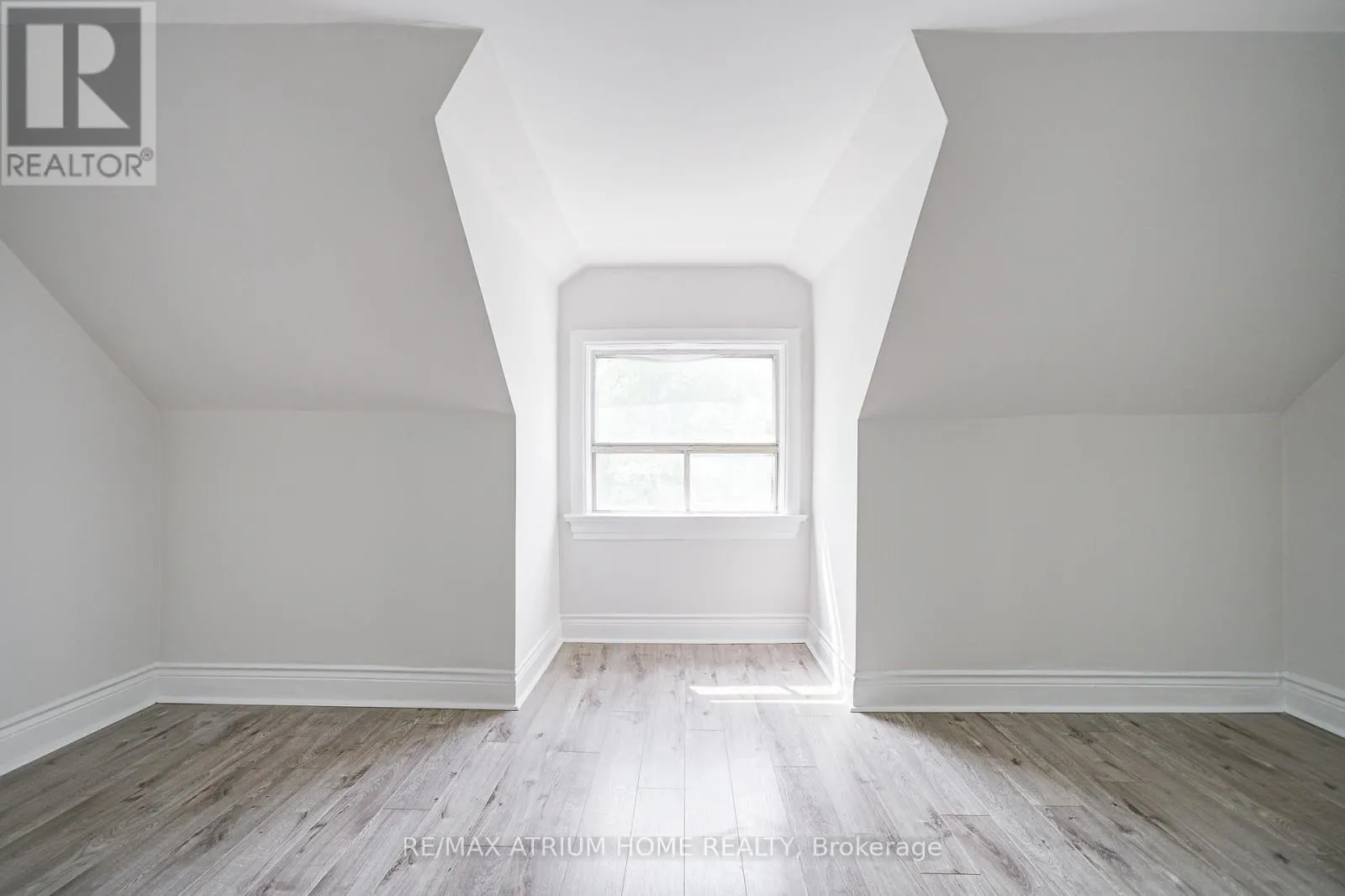 1000 DUNDAS STREET W