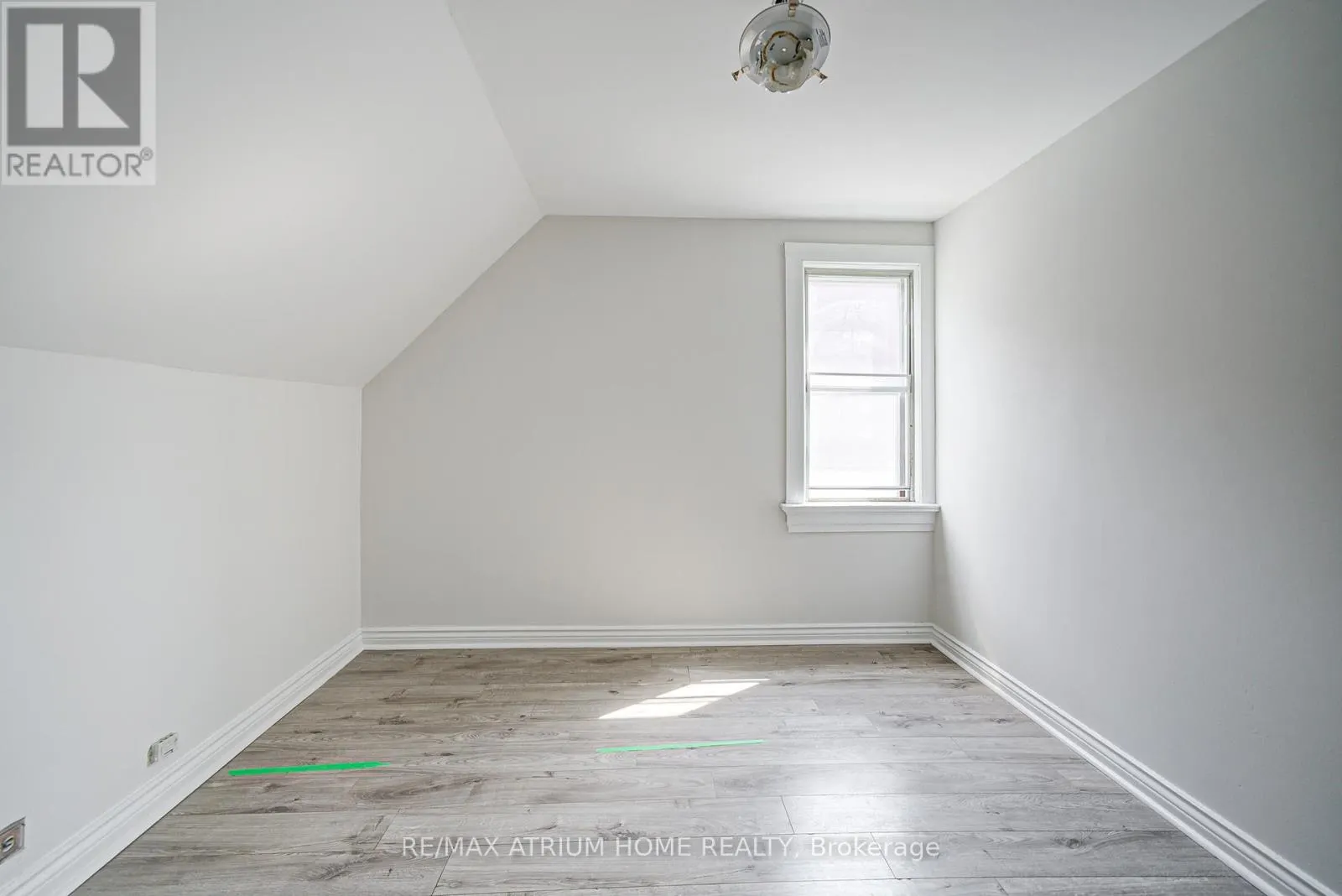 1000 DUNDAS STREET W