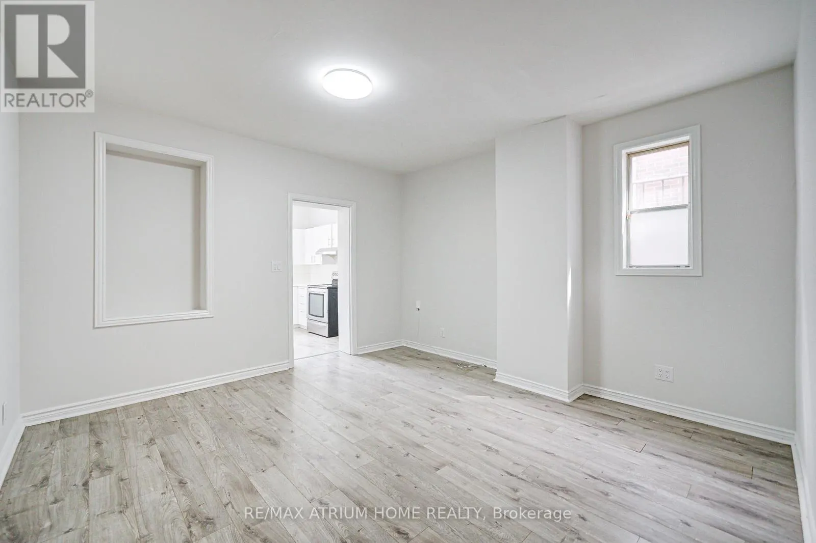 1000 DUNDAS STREET W