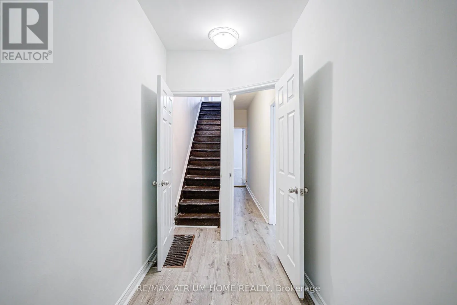 1000 DUNDAS STREET W