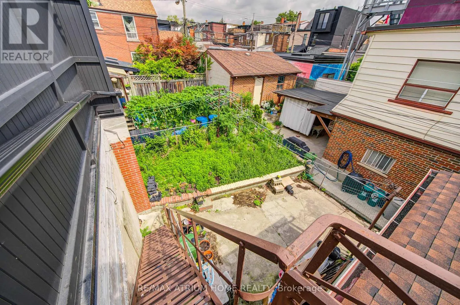 1000 DUNDAS STREET W