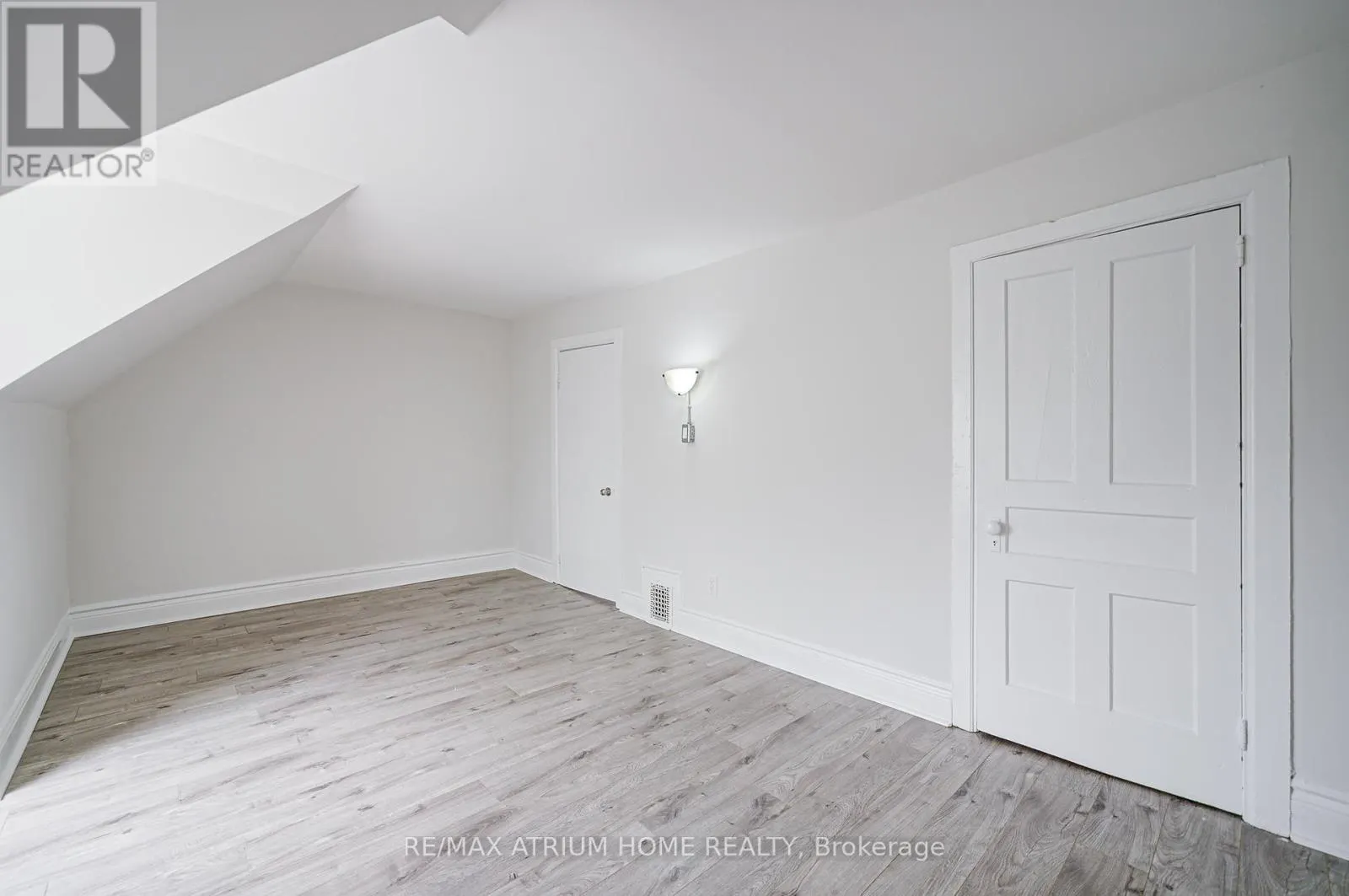 1000 DUNDAS STREET W