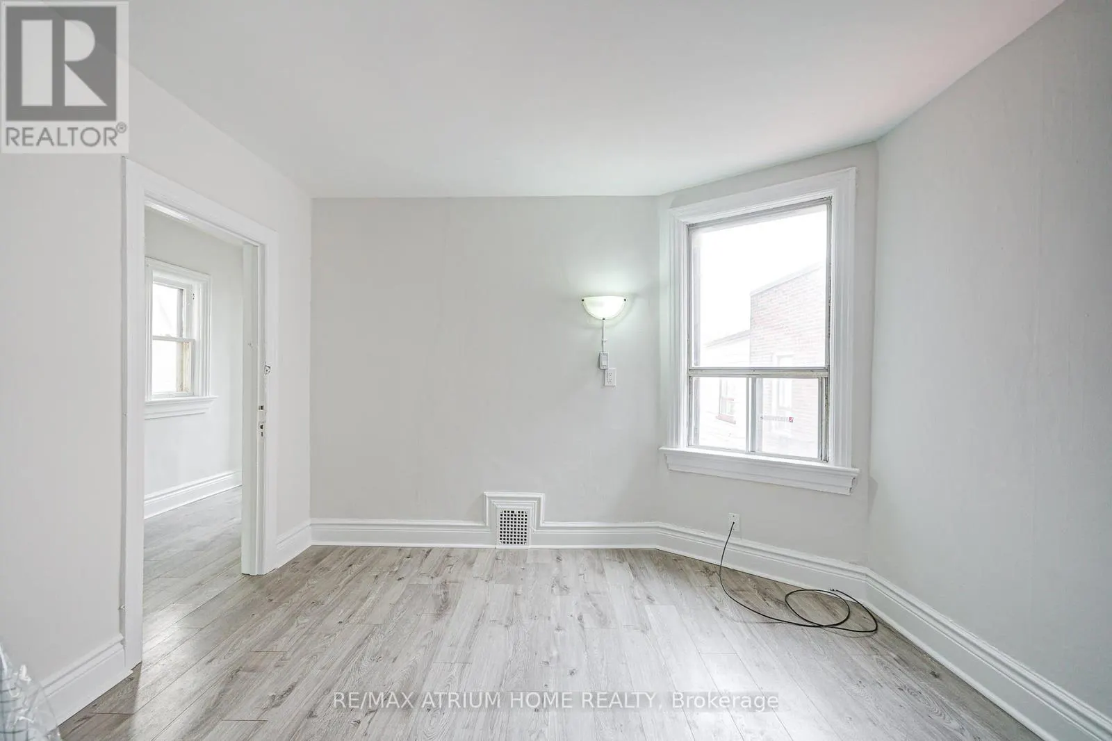1000 DUNDAS STREET W