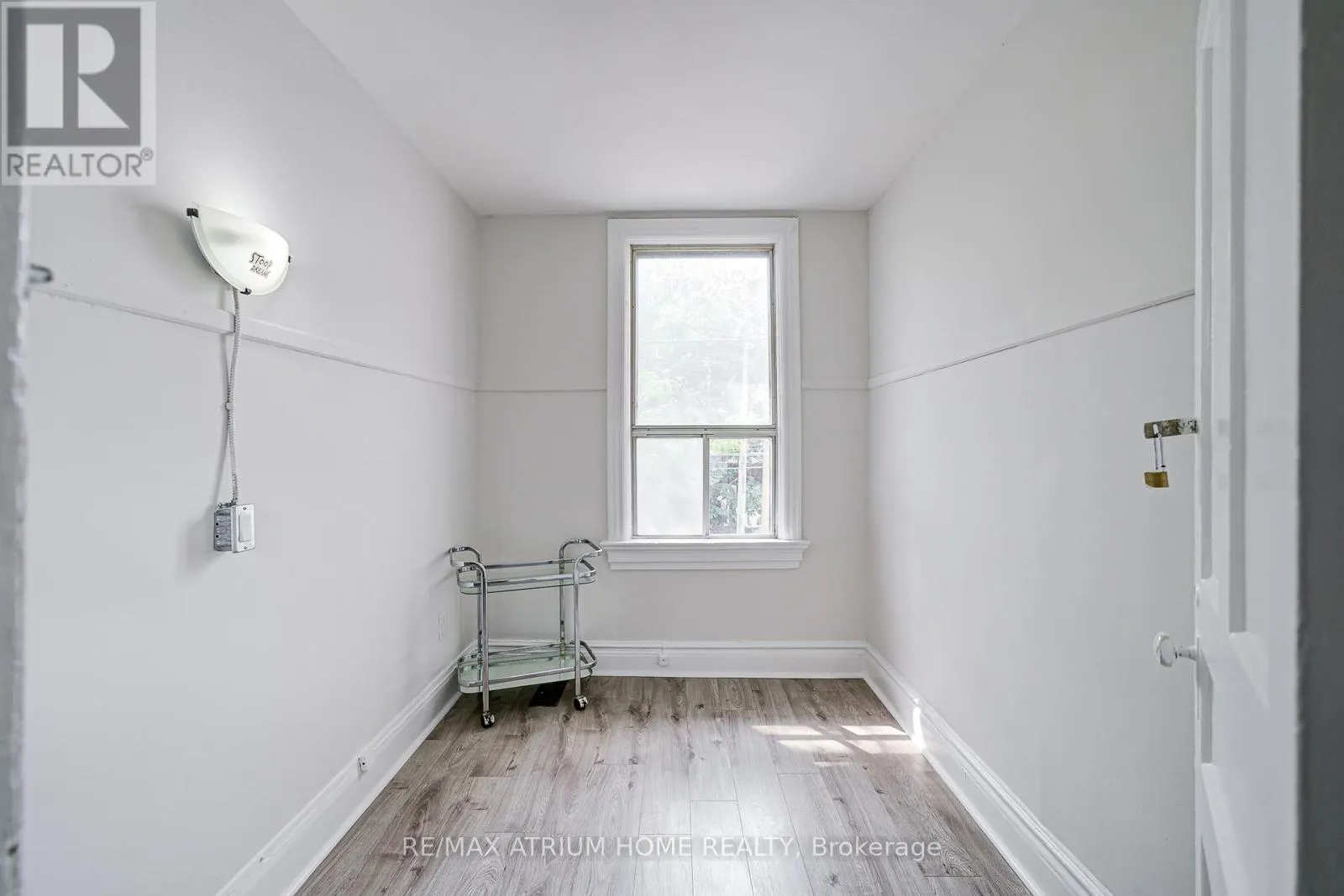1000 DUNDAS STREET W