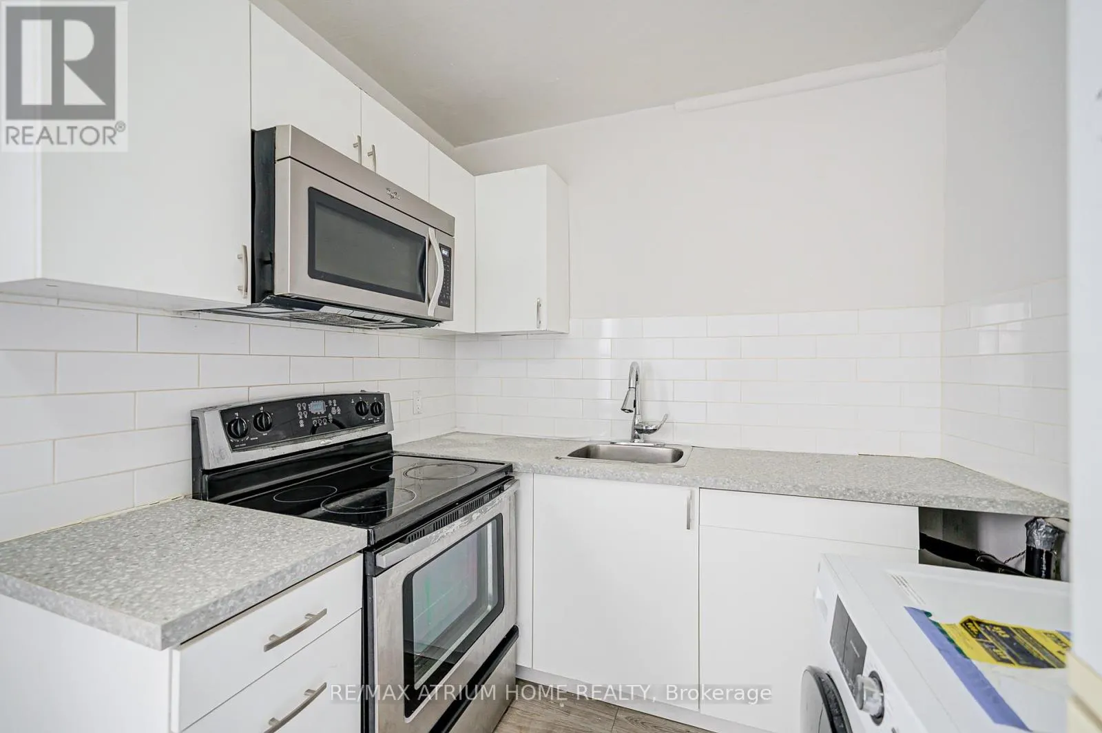 1000 DUNDAS STREET W